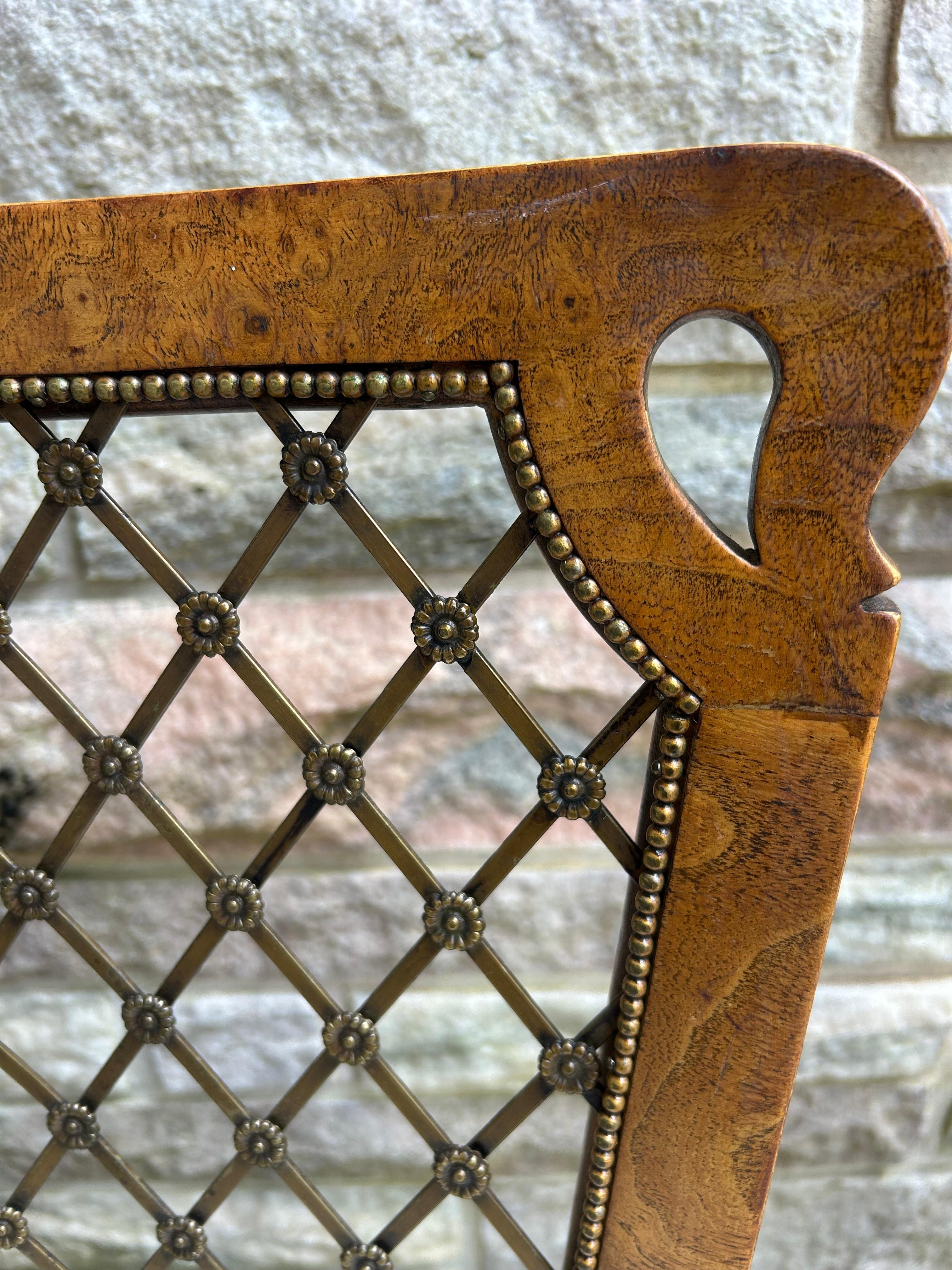 Satz 6 französische Provinzial-Esszimmerstühle mit Messing-Gitterrücken CIRCA 50er Jahre im Angebot 5