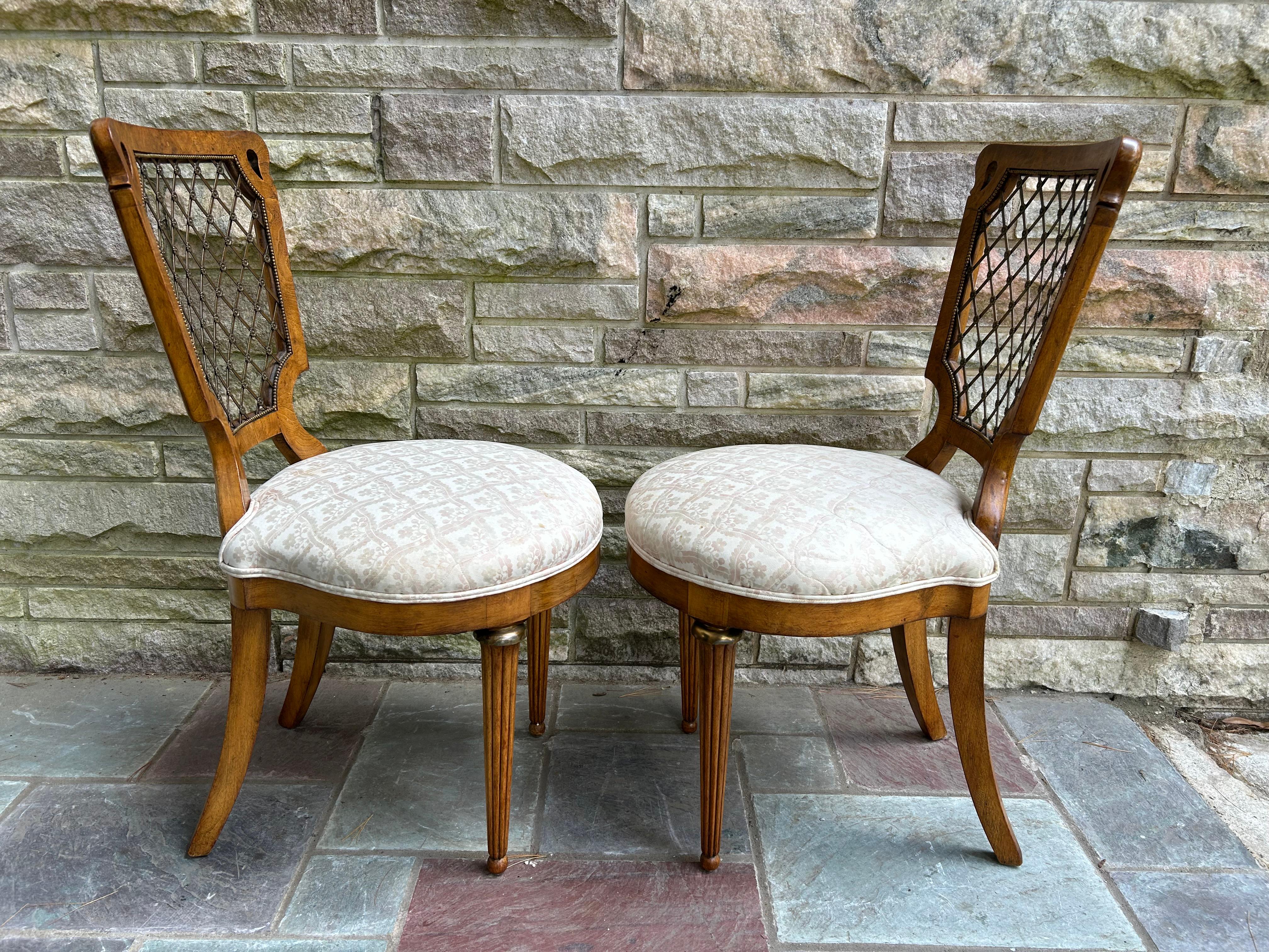 Satz 6 französische Provinzial-Esszimmerstühle mit Messing-Gitterrücken CIRCA 50er Jahre im Angebot 7