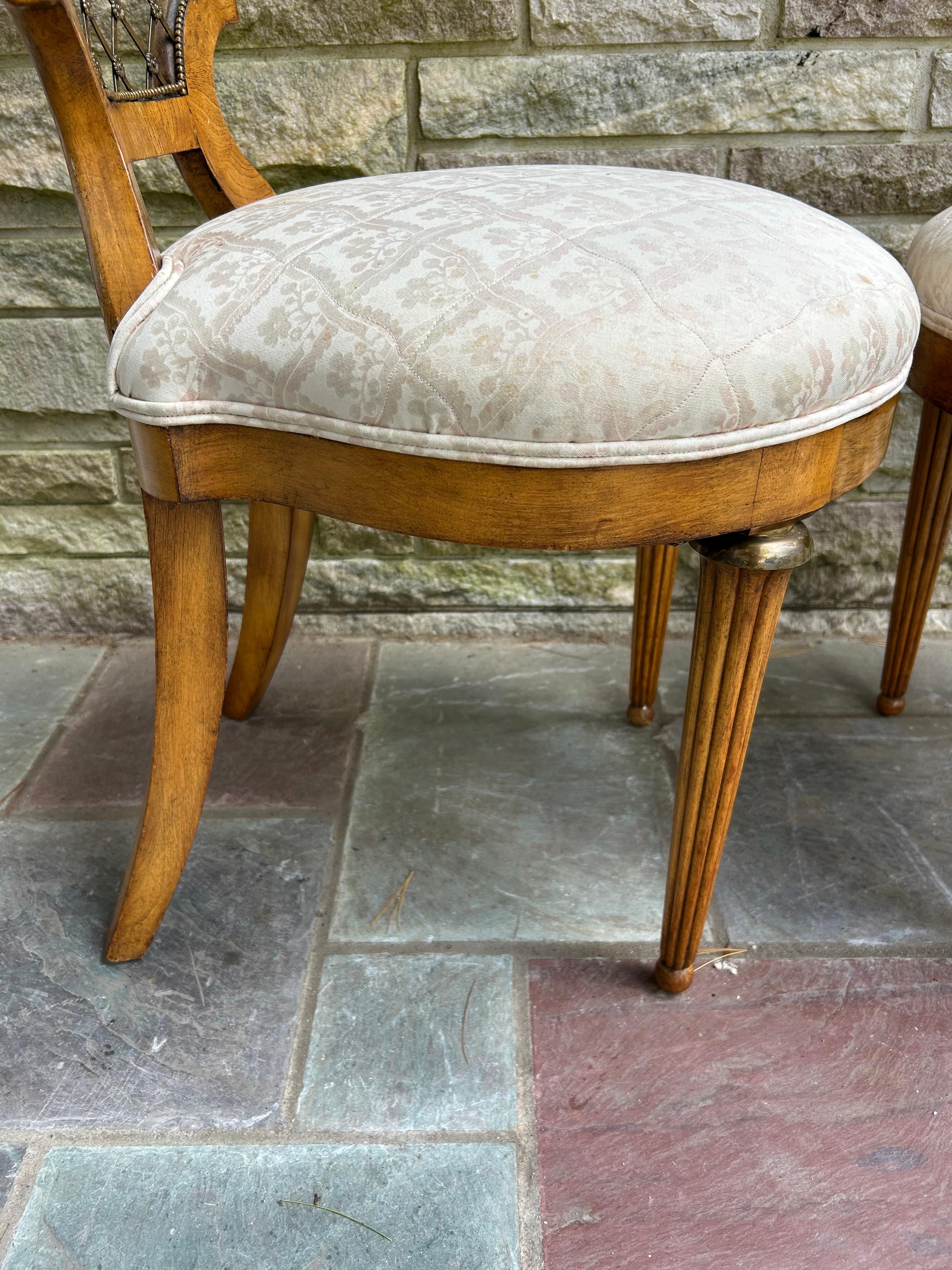 Satz 6 französische Provinzial-Esszimmerstühle mit Messing-Gitterrücken CIRCA 50er Jahre im Angebot 8