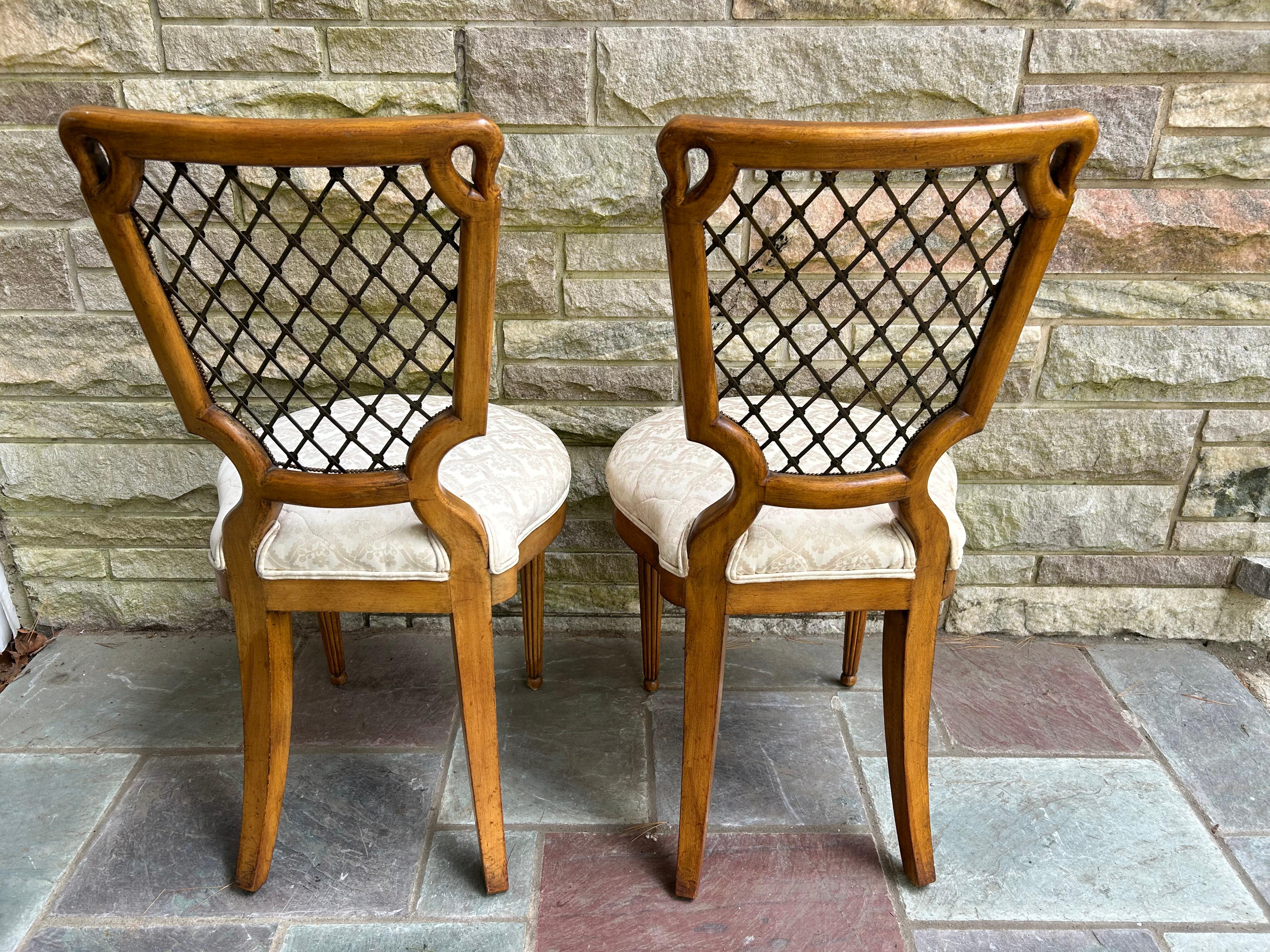 Satz 6 französische Provinzial-Esszimmerstühle mit Messing-Gitterrücken CIRCA 50er Jahre im Angebot 9