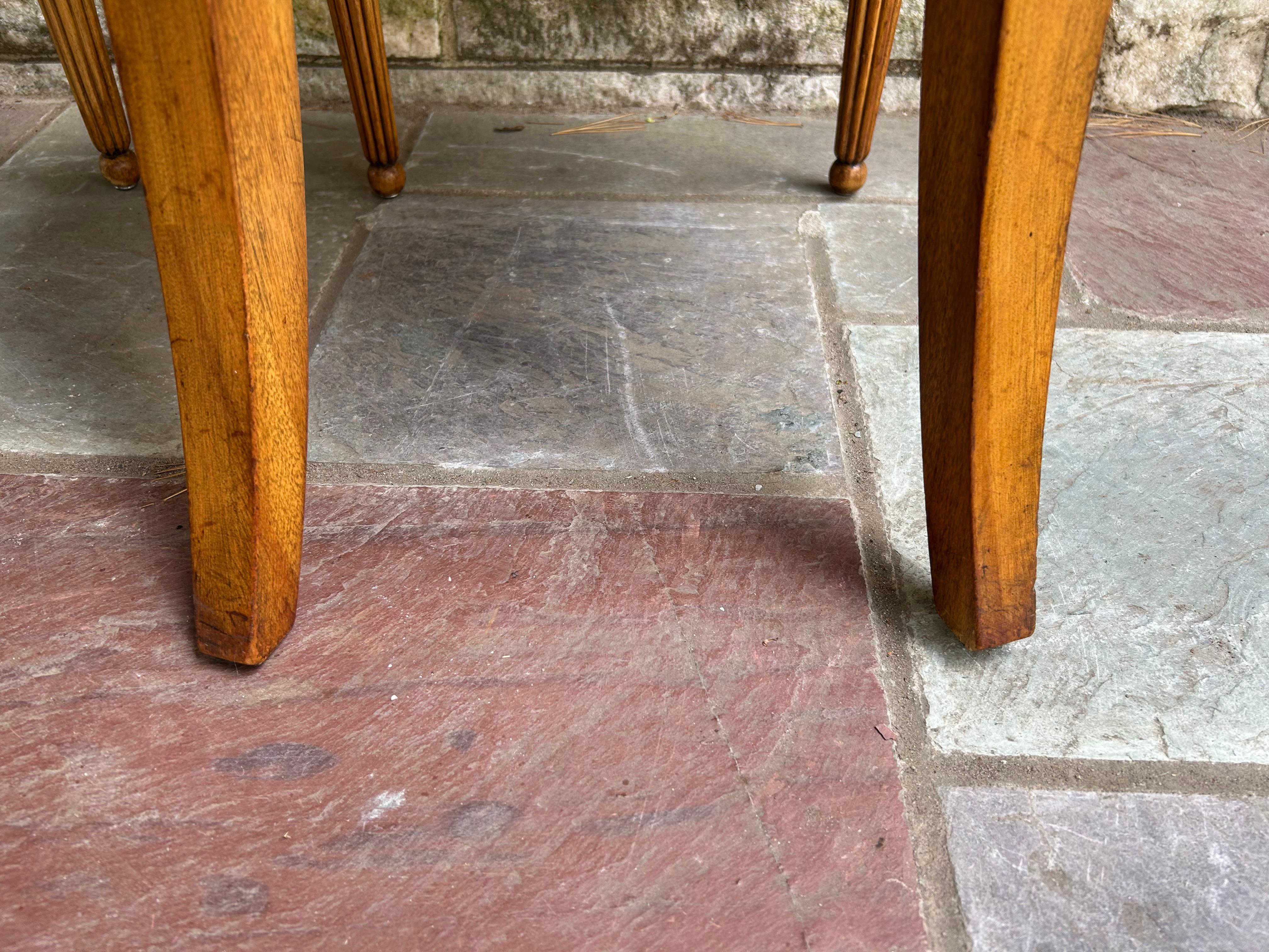 Satz 6 französische Provinzial-Esszimmerstühle mit Messing-Gitterrücken CIRCA 50er Jahre im Angebot 10