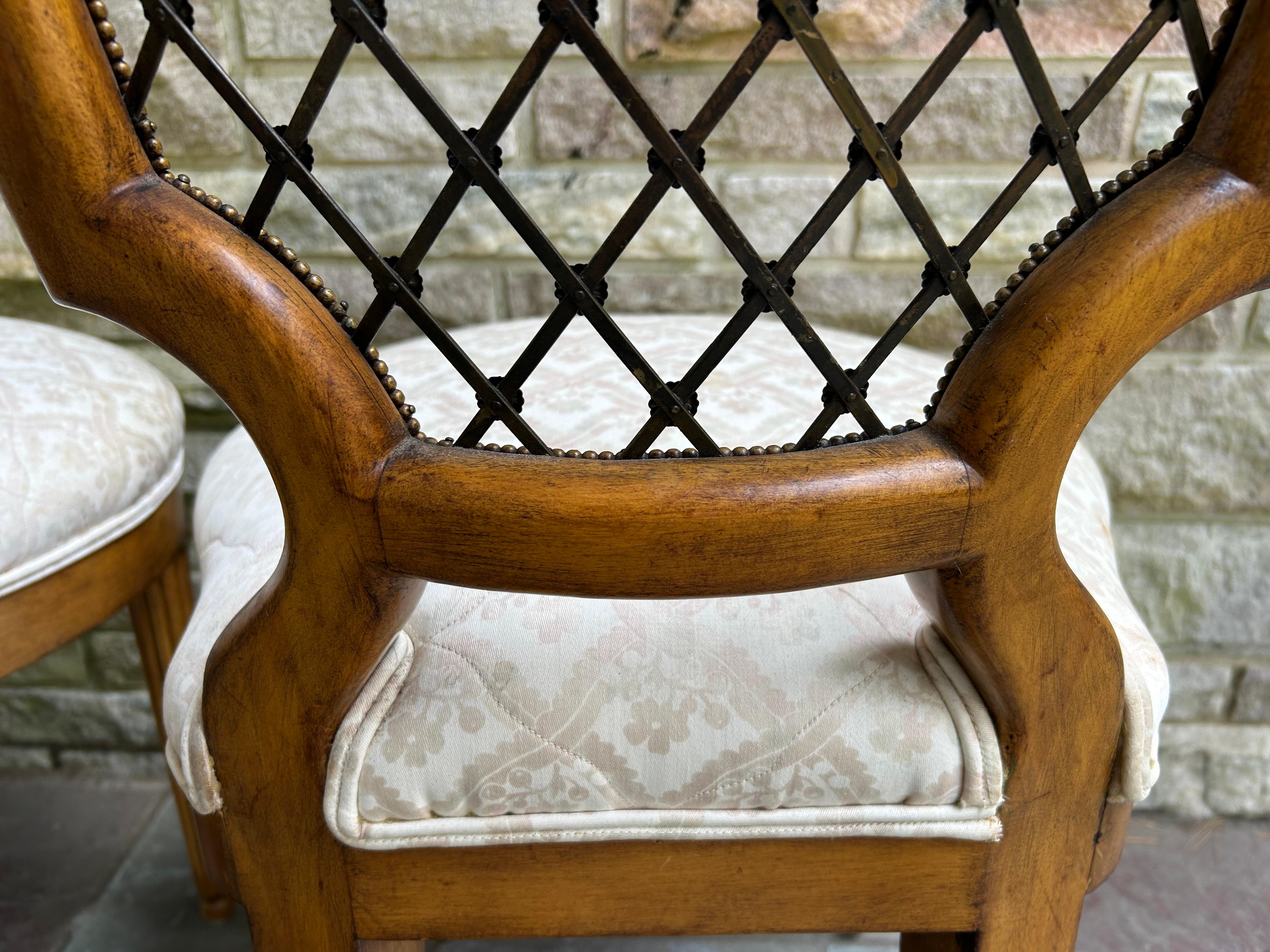Satz 6 französische Provinzial-Esszimmerstühle mit Messing-Gitterrücken CIRCA 50er Jahre im Angebot 11