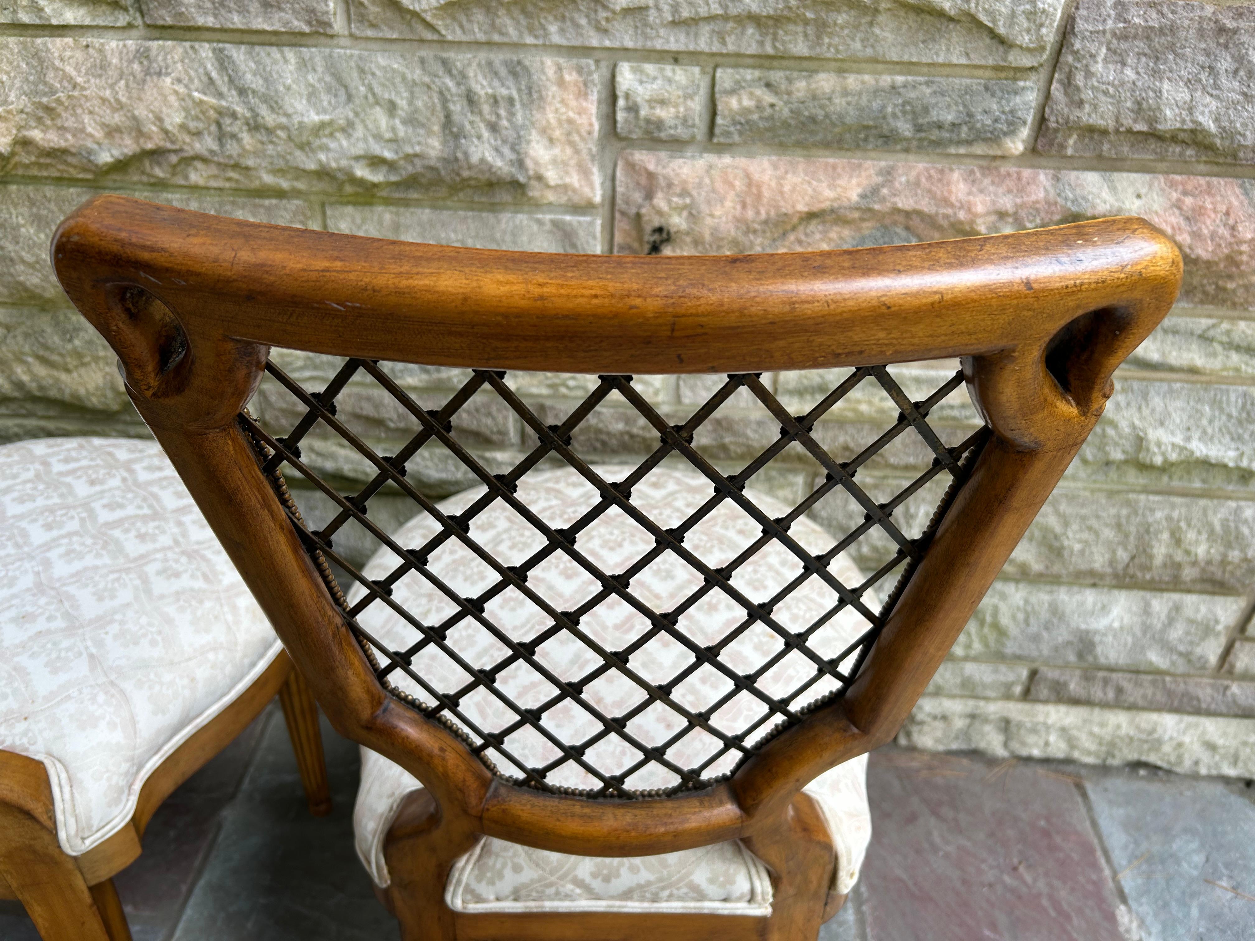 Satz 6 französische Provinzial-Esszimmerstühle mit Messing-Gitterrücken CIRCA 50er Jahre im Angebot 12