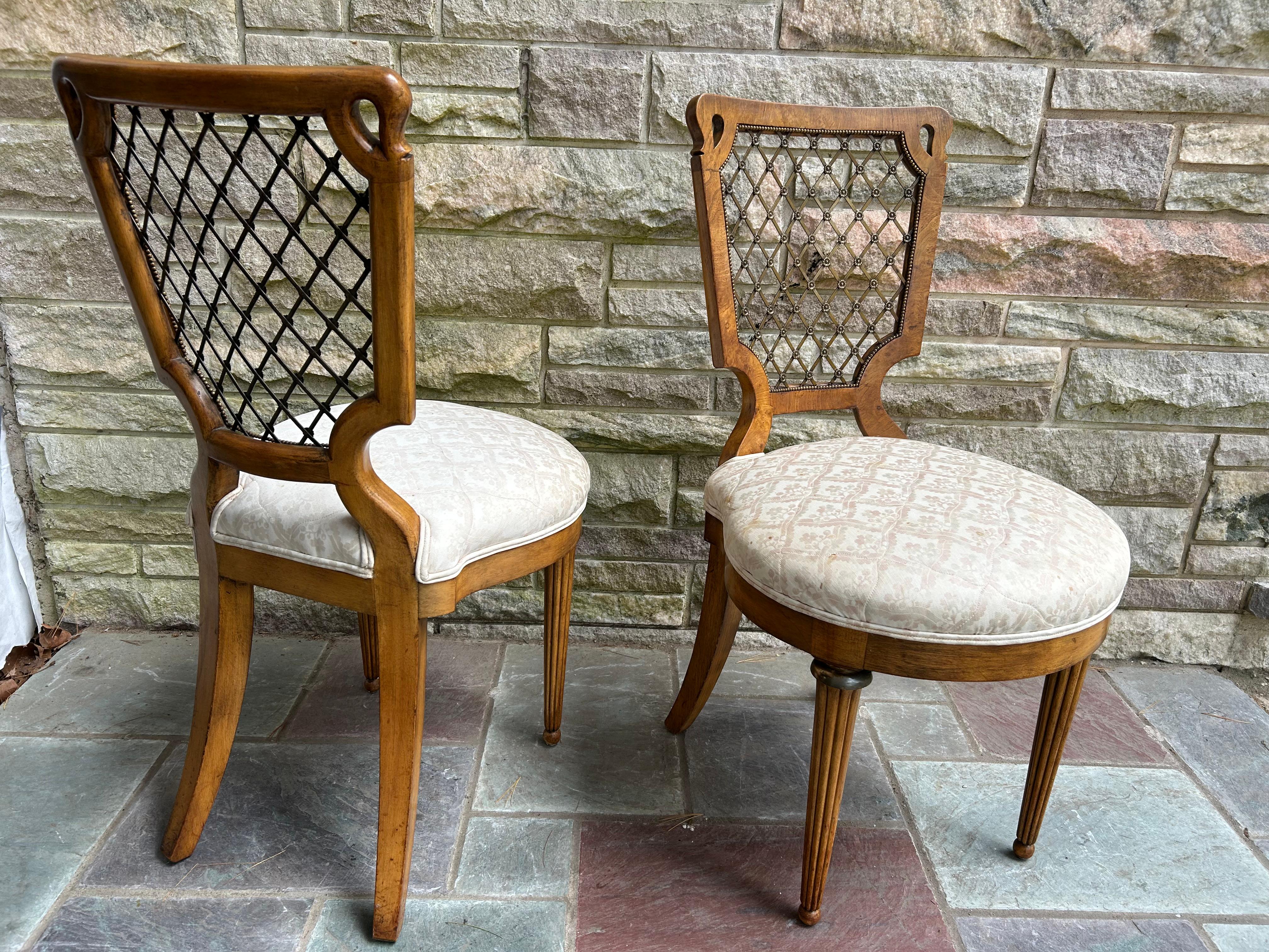 Satz 6 französische Provinzial-Esszimmerstühle mit Messing-Gitterrücken CIRCA 50er Jahre im Angebot 13