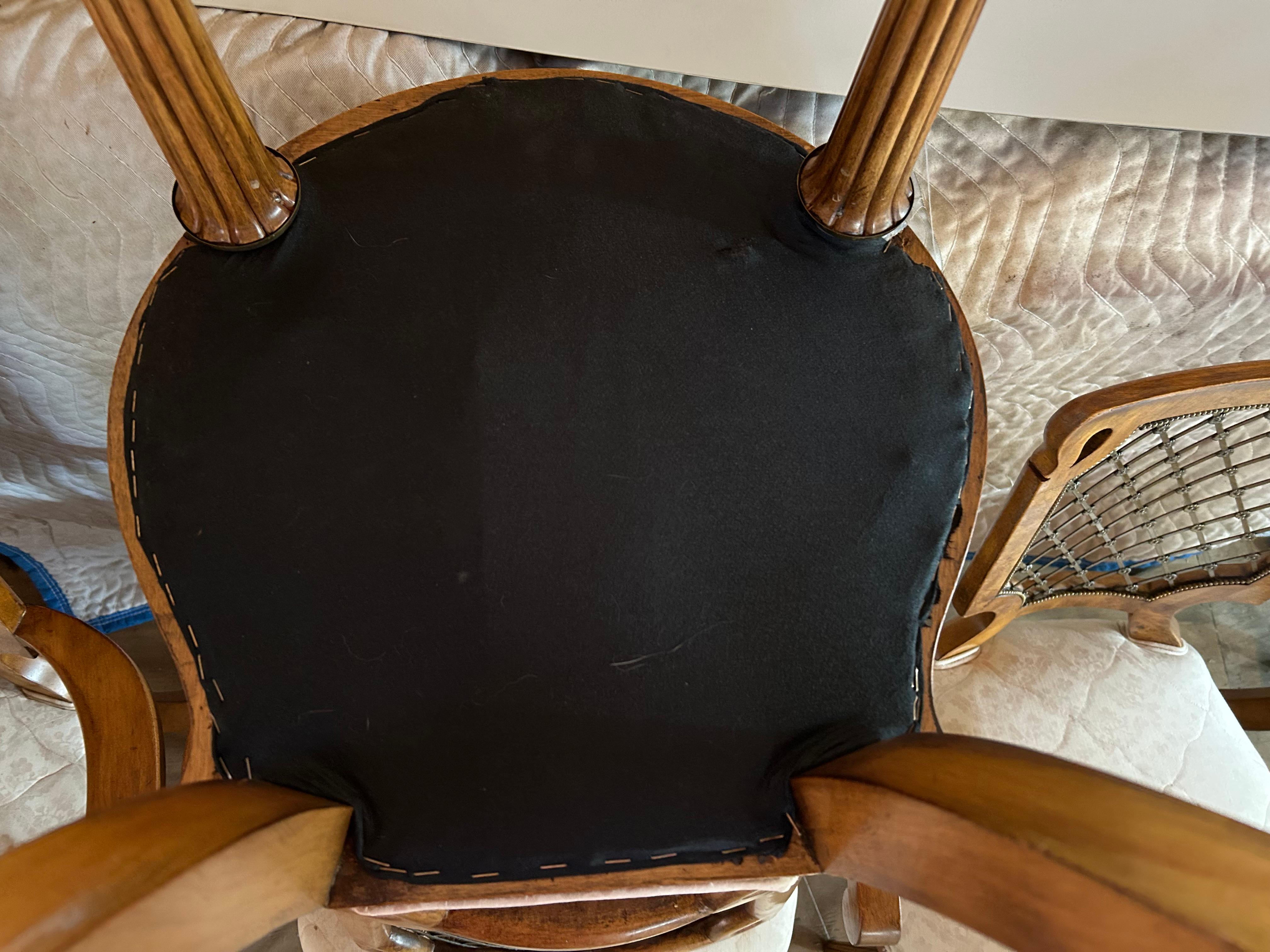 Satz 6 französische Provinzial-Esszimmerstühle mit Messing-Gitterrücken CIRCA 50er Jahre im Angebot 14