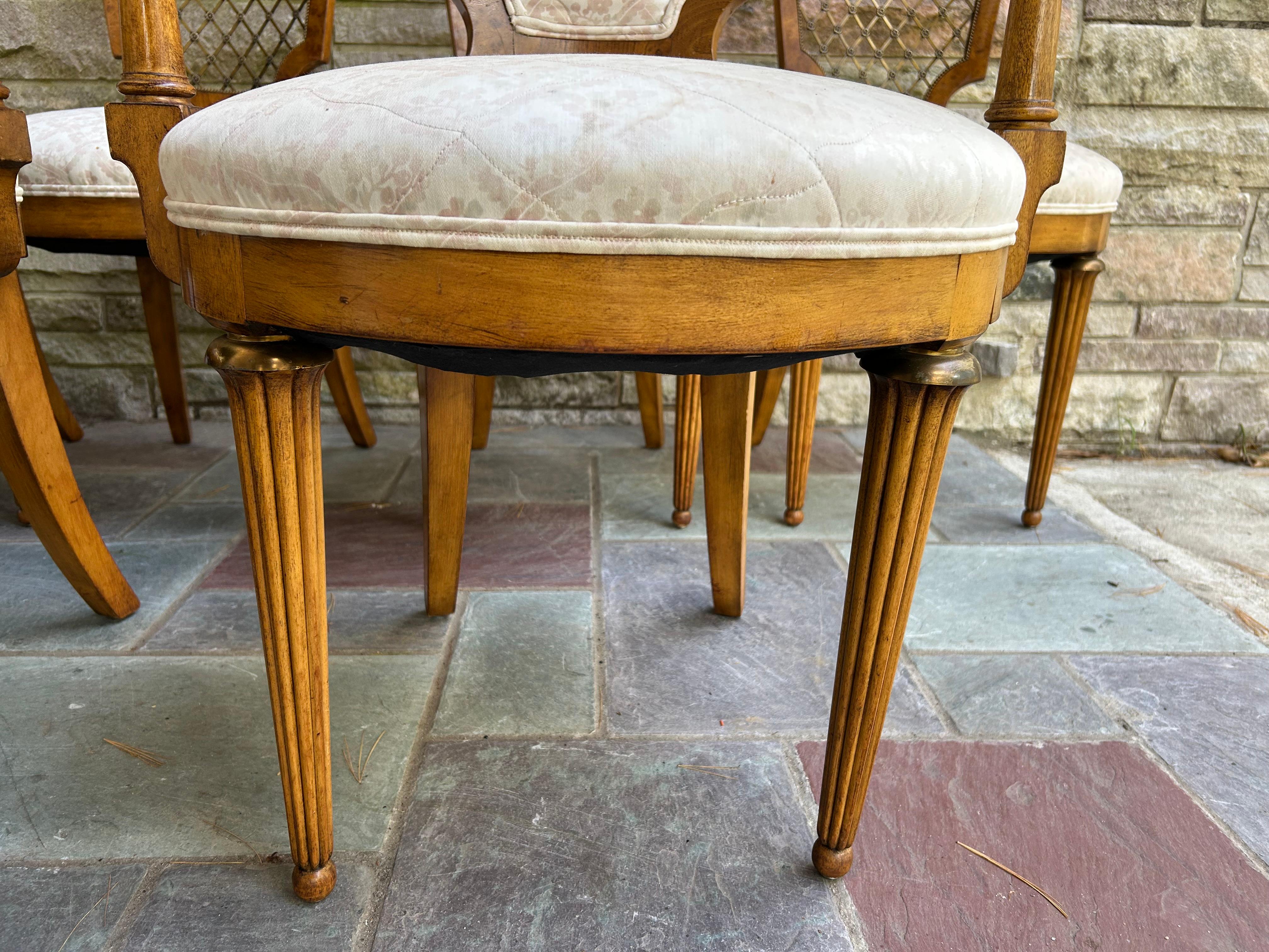 Satz 6 französische Provinzial-Esszimmerstühle mit Messing-Gitterrücken CIRCA 50er Jahre (Französisch) im Angebot