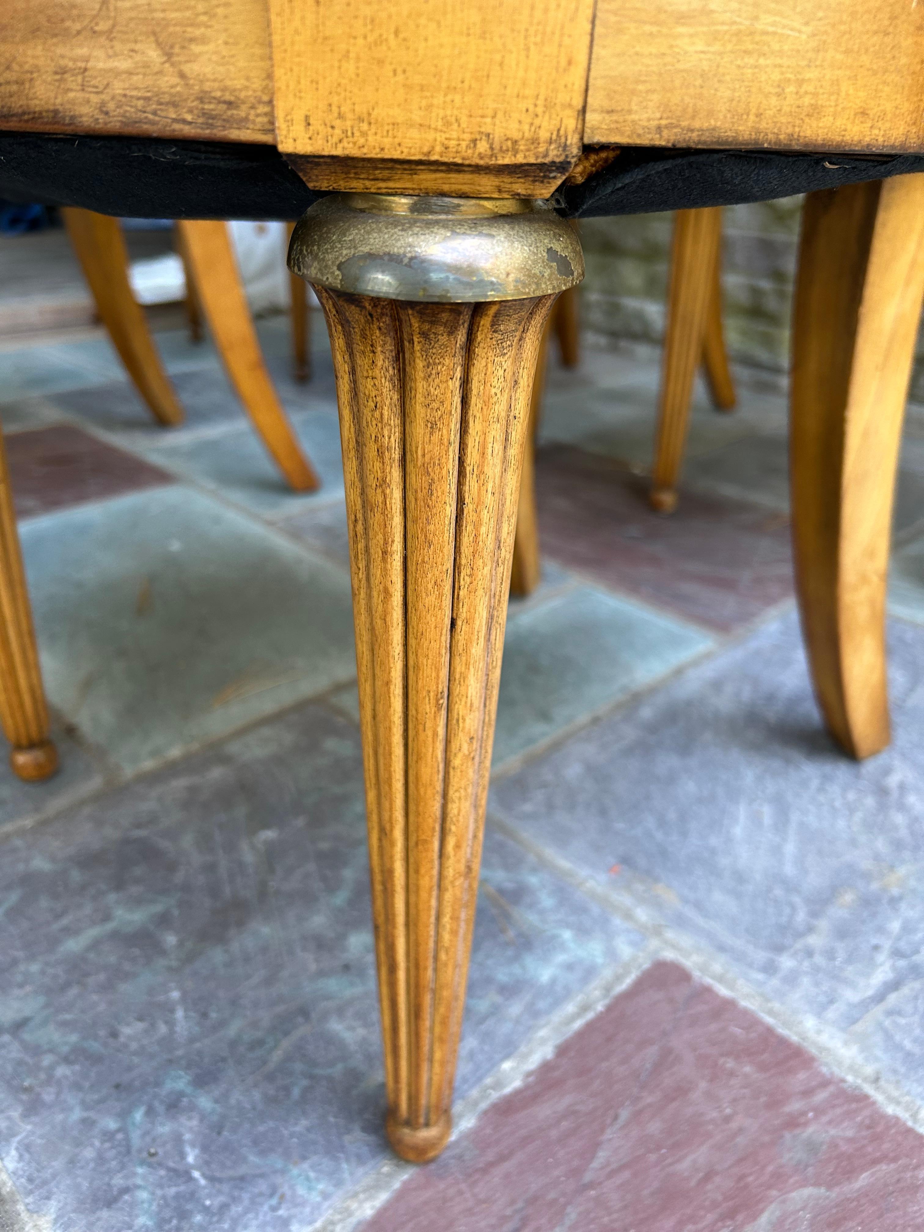 Satz 6 französische Provinzial-Esszimmerstühle mit Messing-Gitterrücken CIRCA 50er Jahre im Zustand „Gut“ im Angebot in Pemberton, NJ