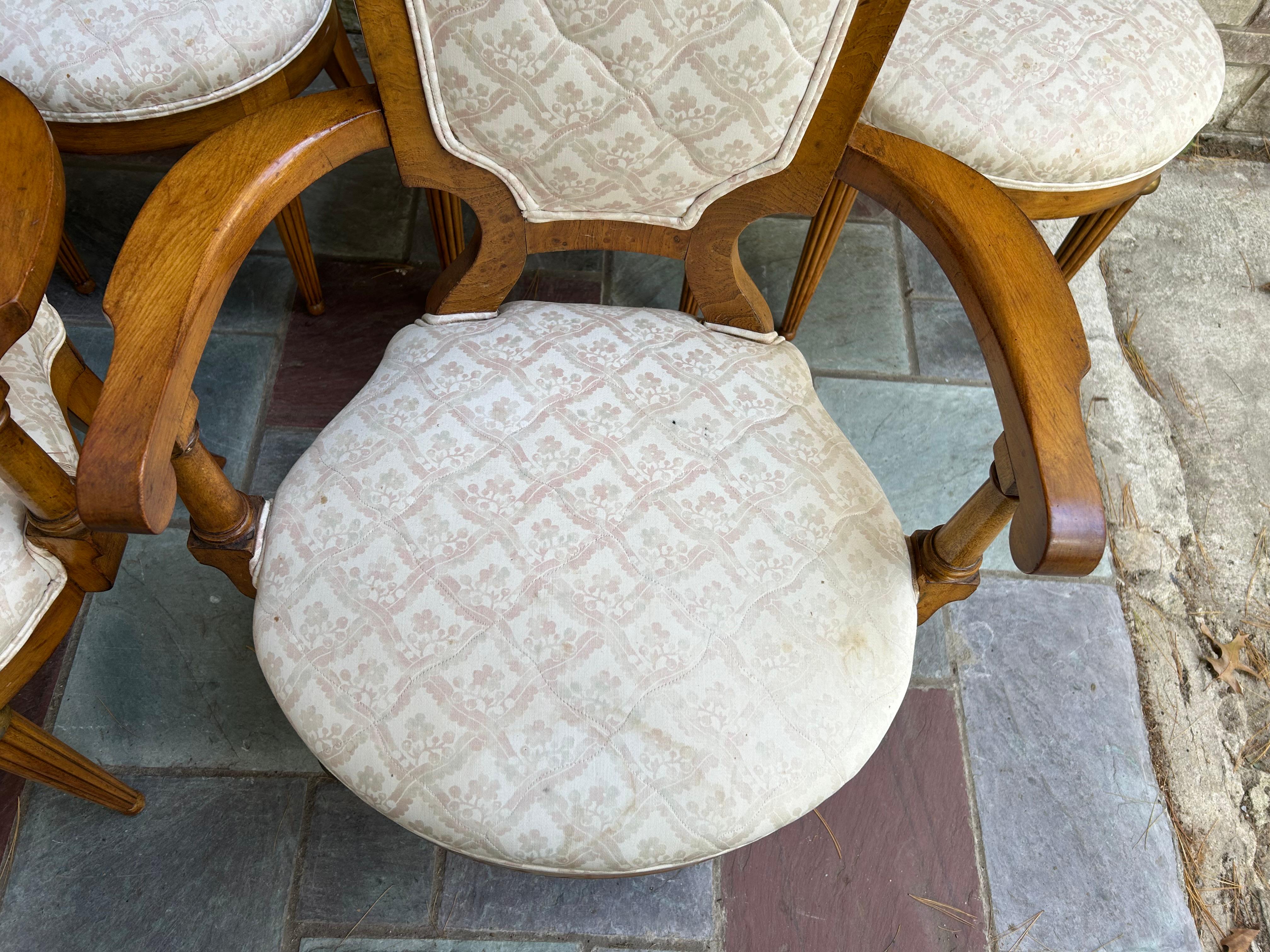 Satz 6 französische Provinzial-Esszimmerstühle mit Messing-Gitterrücken CIRCA 50er Jahre (Mitte des 20. Jahrhunderts) im Angebot