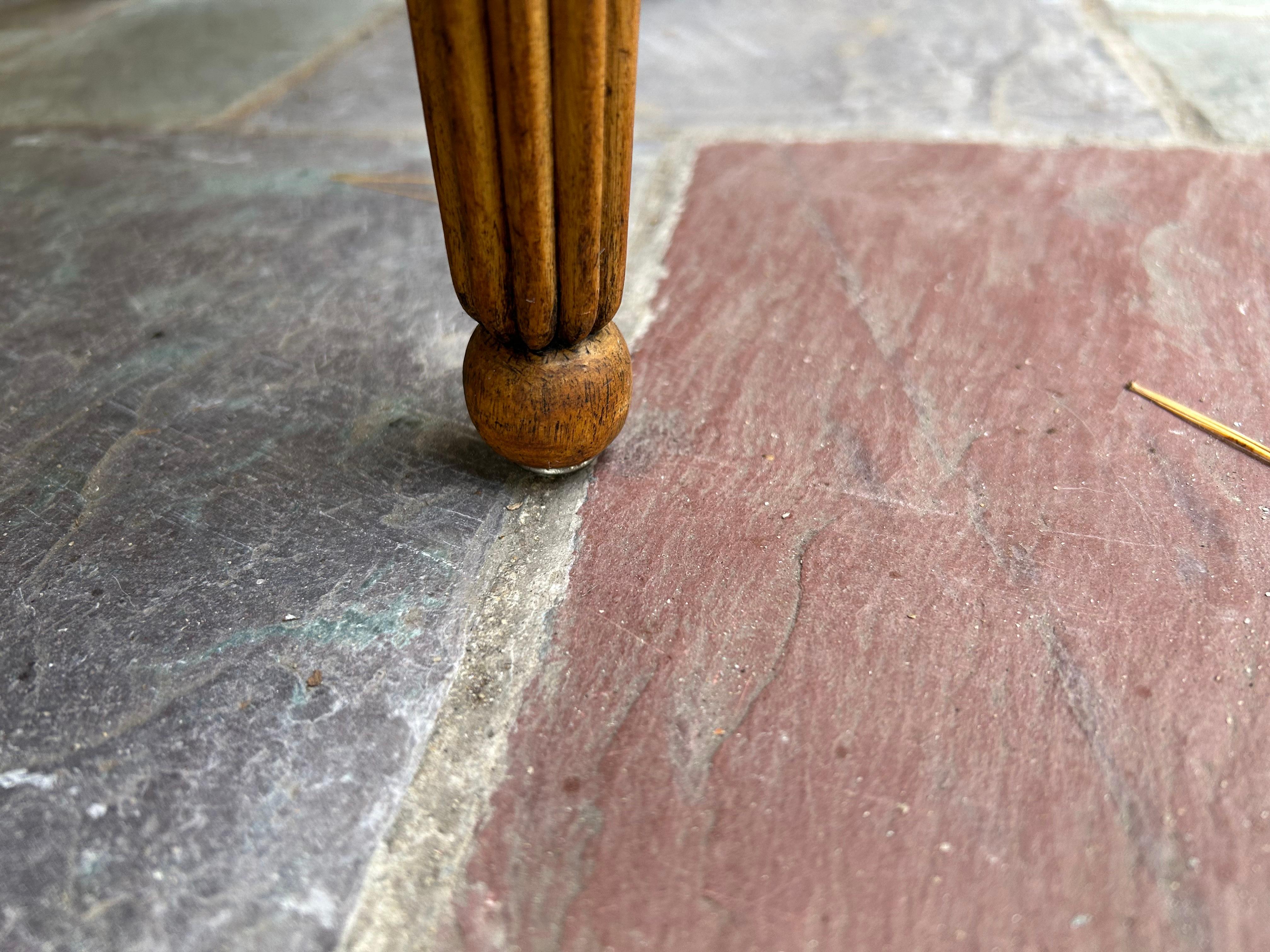 Satz 6 französische Provinzial-Esszimmerstühle mit Messing-Gitterrücken CIRCA 50er Jahre im Angebot 1