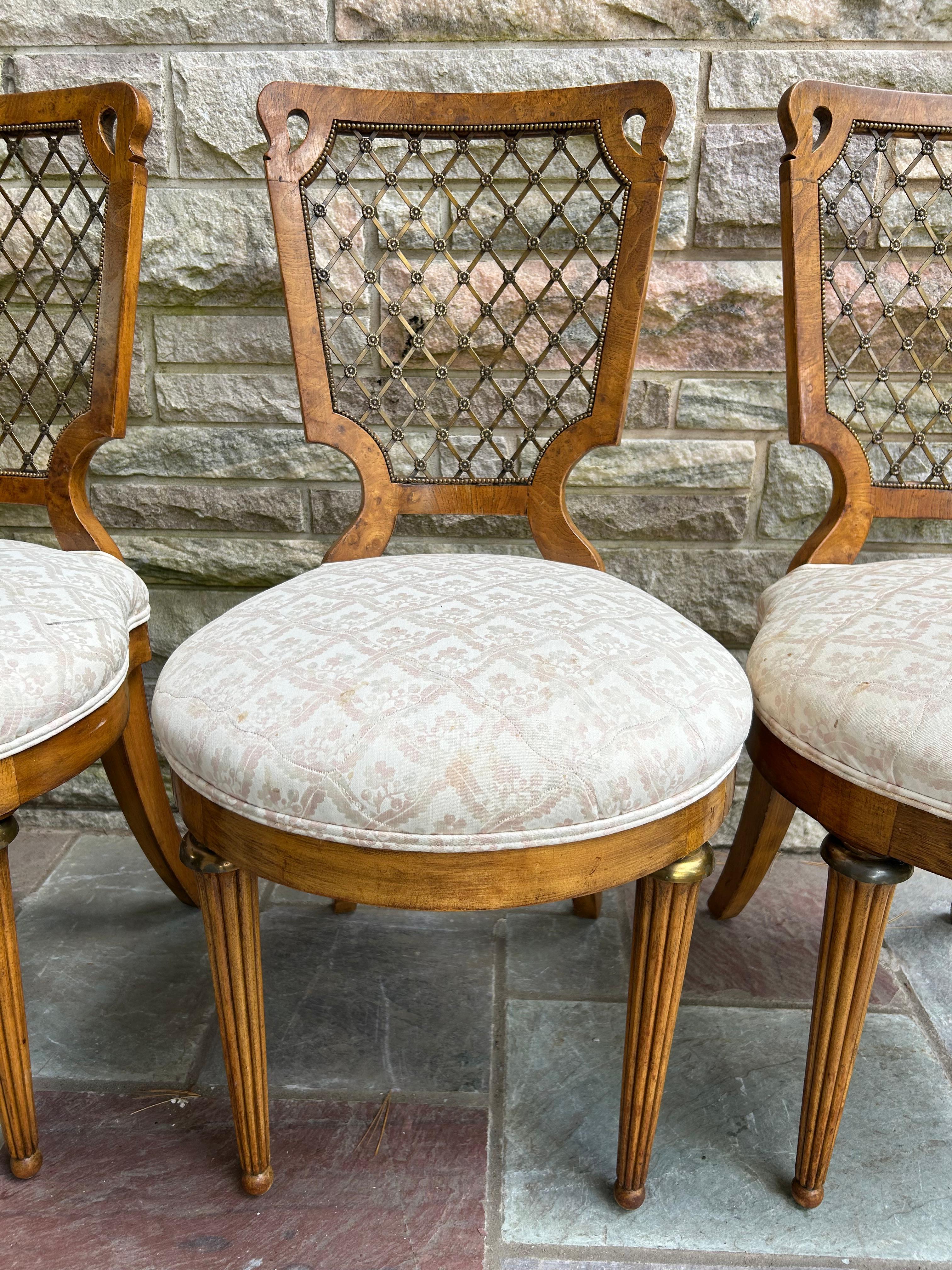 Satz 6 französische Provinzial-Esszimmerstühle mit Messing-Gitterrücken CIRCA 50er Jahre im Angebot 3