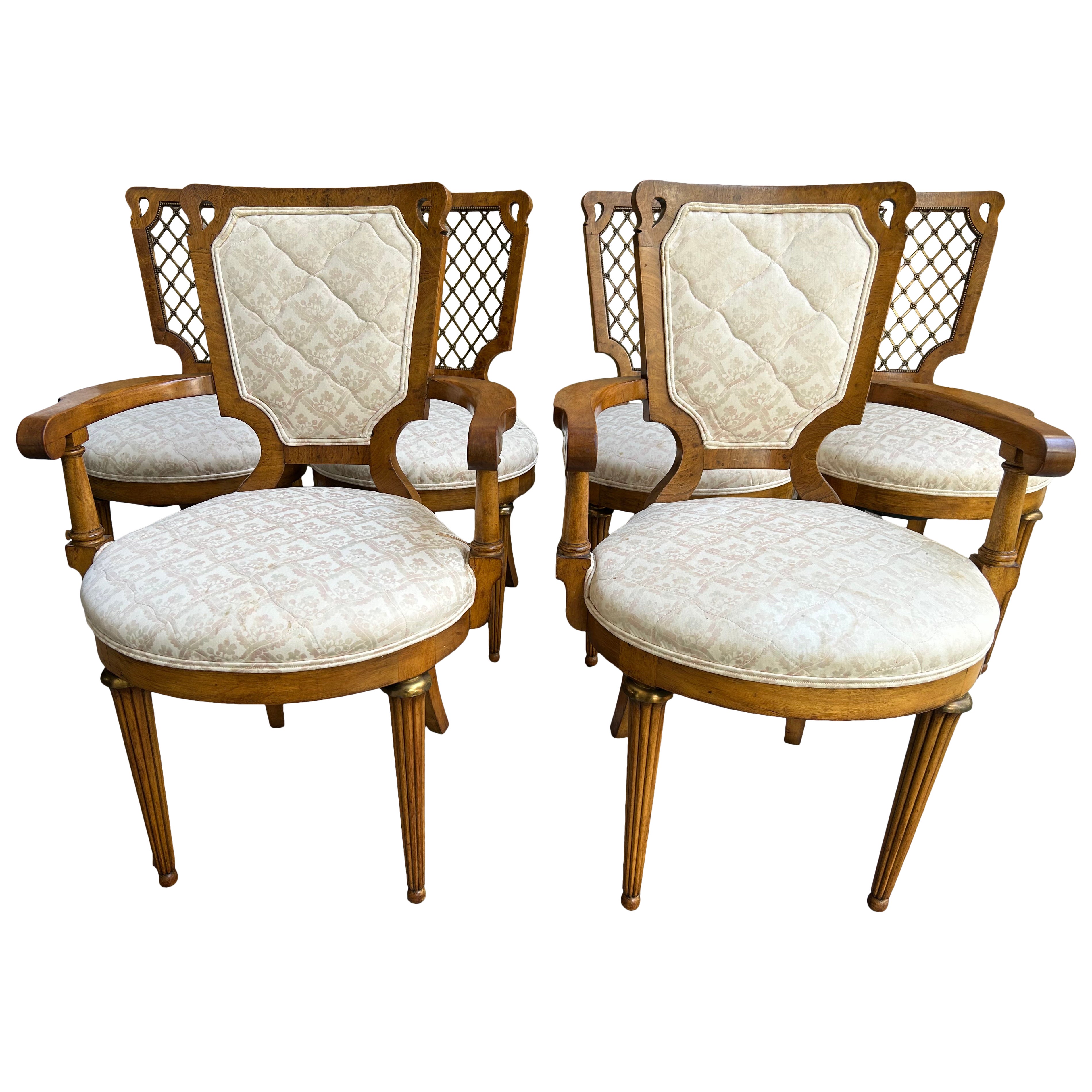 Satz 6 französische Provinzial-Esszimmerstühle mit Messing-Gitterrücken CIRCA 50er Jahre im Angebot