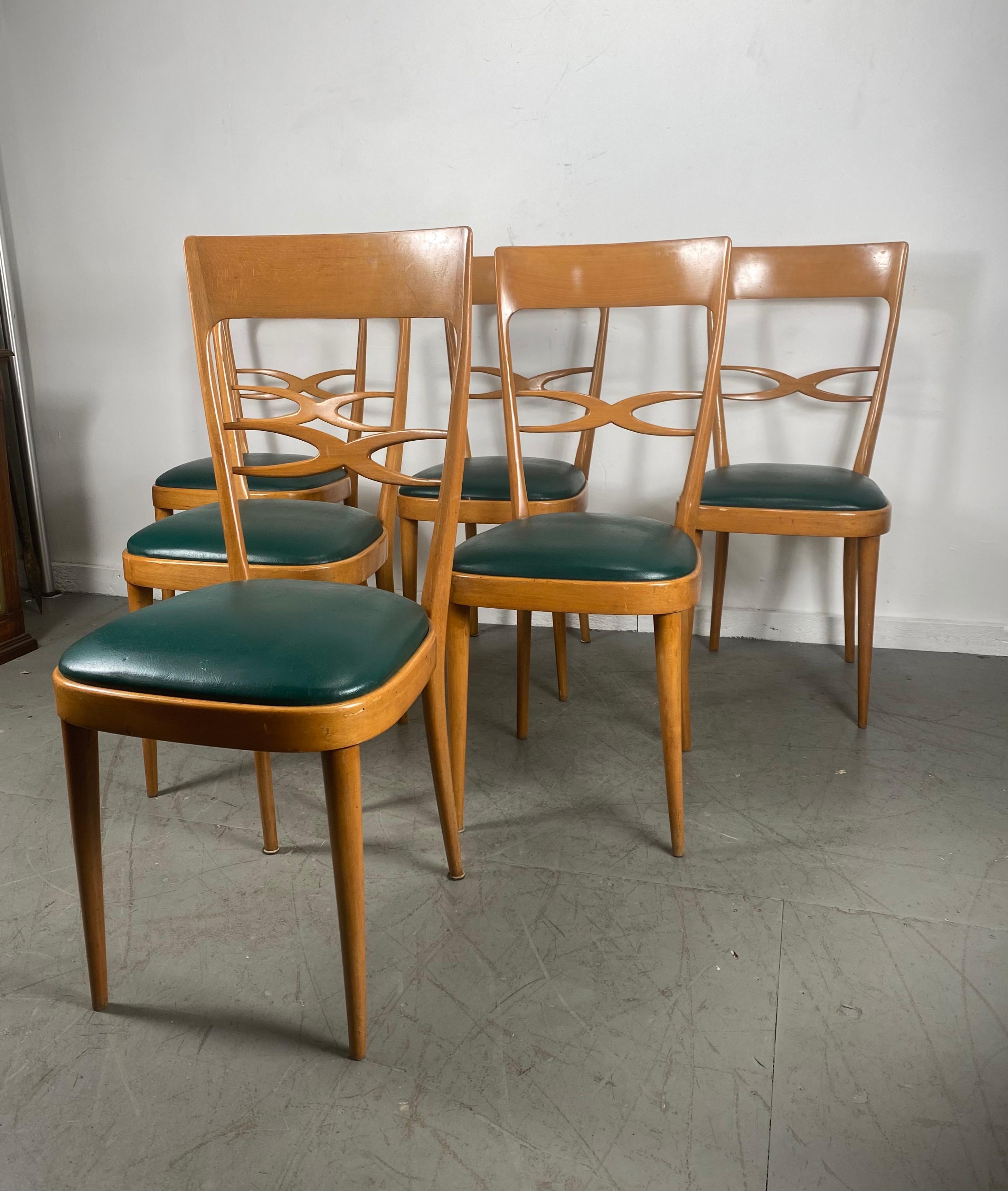 Superbe ensemble de 6 chaises de salle à manger modernistes italiennes attribuées à Carlo De Carli, design classique du milieu du siècle, qualité et construction étonnantes, je crois que le bois est du hêtre ou du bouleau massif, conserve les sièges