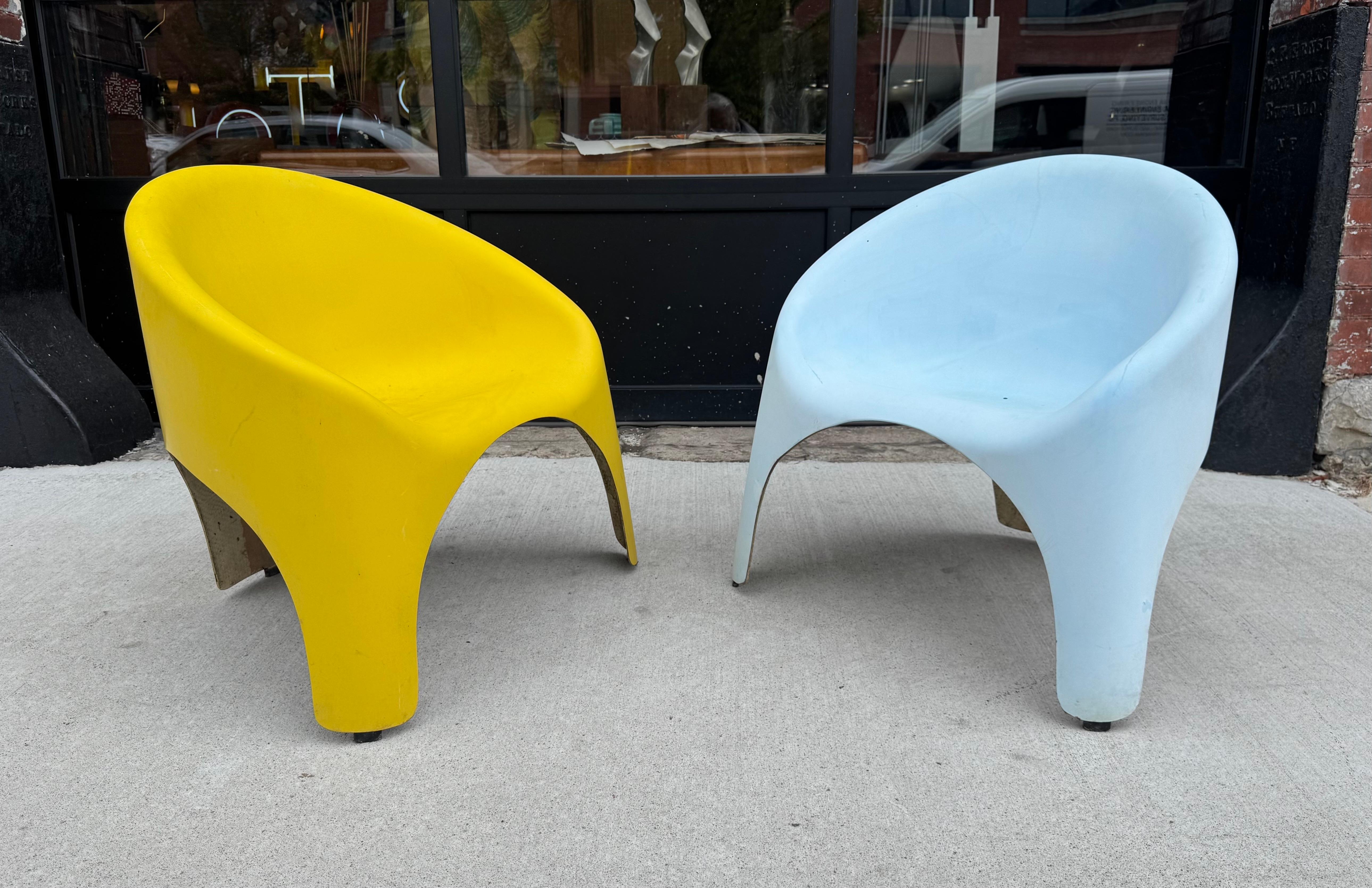 Classiche sedie da salotto scultoree in fibra di vetro di metà secolo o dell'era spaziale realizzate da Fibrella. Queste vivaci sedie a sdraio possono essere utilizzate come mobili da esterno per il patio o per la piscina, ma anche per l'interno.