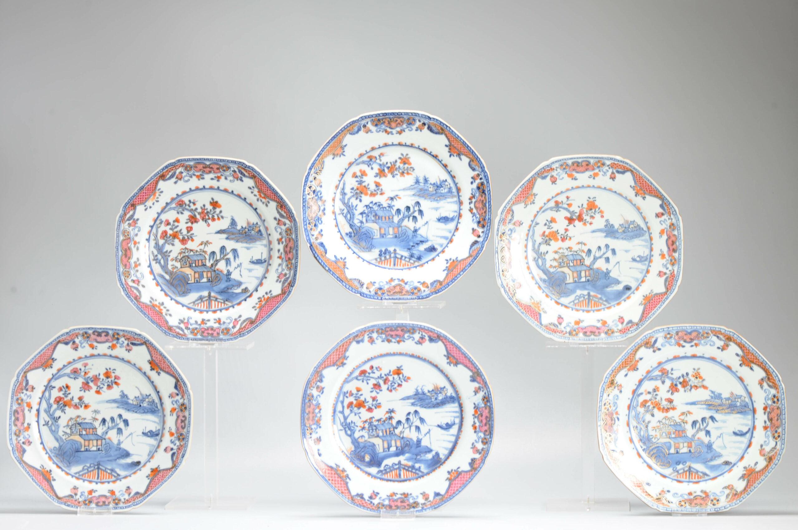 Interessanti pezzi in stile Famille Rose Imari.

Fantastica scena di un paesaggio acquatico con fiori, pescatori, case e alberi.

Condizione
Il piatto 1 è perfetto, i piatti 2 e 3 con frittura e 2 o 3 patatine. Piatto 4, 5 e 6 solo con alcune