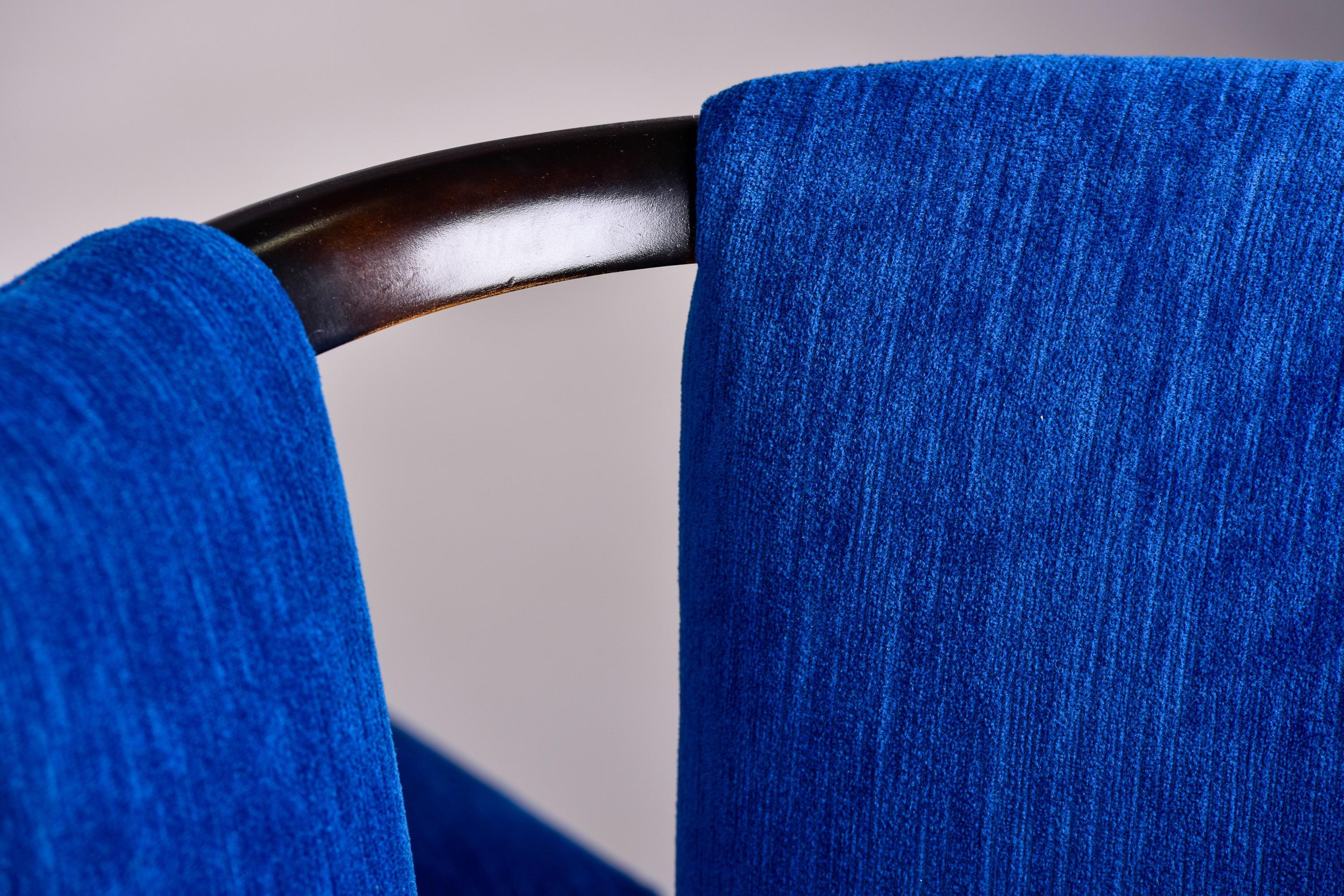 Ensemble de six chaises de salle à manger des années 1950, à la manière de Paul Frankl. Trouvées aux États-Unis - fabricant inconnu - ces chaises ont un style similaire à la chaise Corset conçue par Paul Frankl pour Johnson Furniture. Cet ensemble