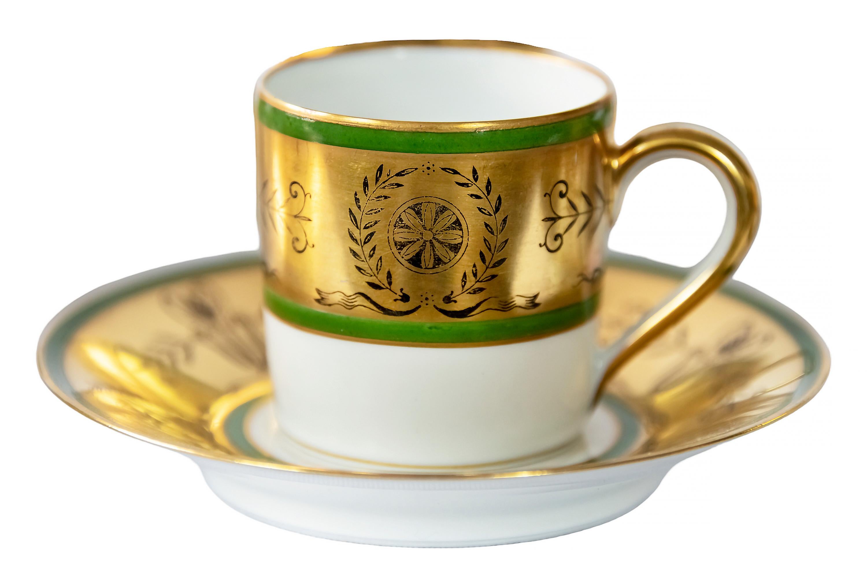 Il set di 6 tazze e piattini da caffè espresso in porcellana francese Limoges è decorato con decorazioni in verde, nero e oro.
Marcato Limoges Francia.
Misure: Tazza H 5,4 x 5,3 cm, piattino H 2 x 12,2 cm.
  