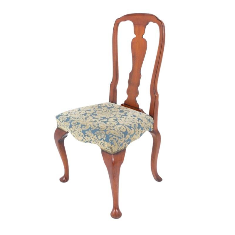 Satz von 6 Esszimmerstühlen im Queen Anne-Stil aus Kirsche
Diese Stühle stehen auf Cabriole-Beinen mit pad-Füßen
Diese Stühle haben eine typische Rückenlehne in Queen-Anne-Form und sind mit Stoff bezogene Sitze.
CIRCA 1920
Wir liefern in jeden