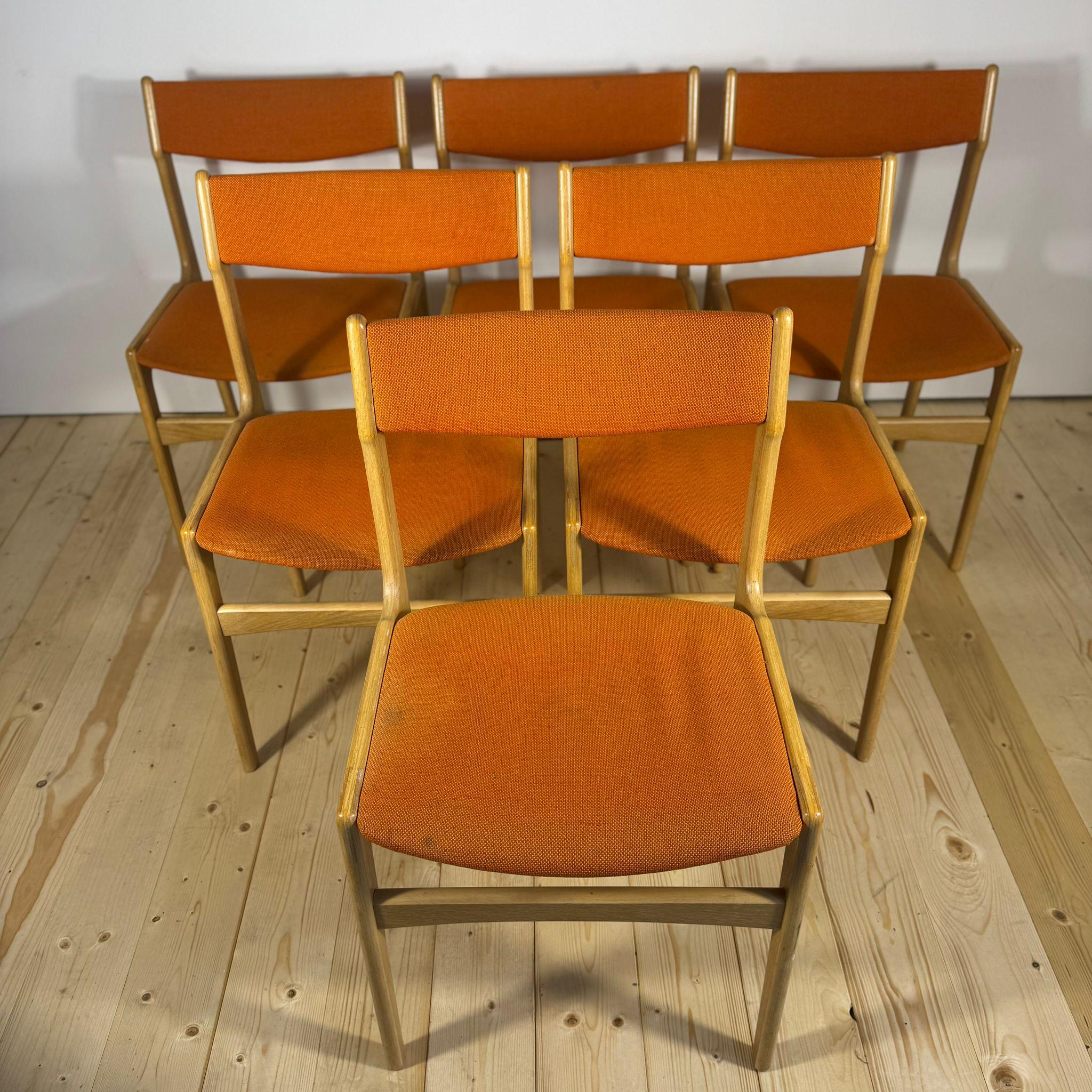 Dieses Set aus zwei dänischen Vintage-Sesseln aus den Jahren um Sessanta ist ein typisches Beispiel für skandinavisches Mid-Century-Design: klare Linien, ausgewogene Proportionen und ein perfektes Gleichgewicht zwischen Funktionalität und