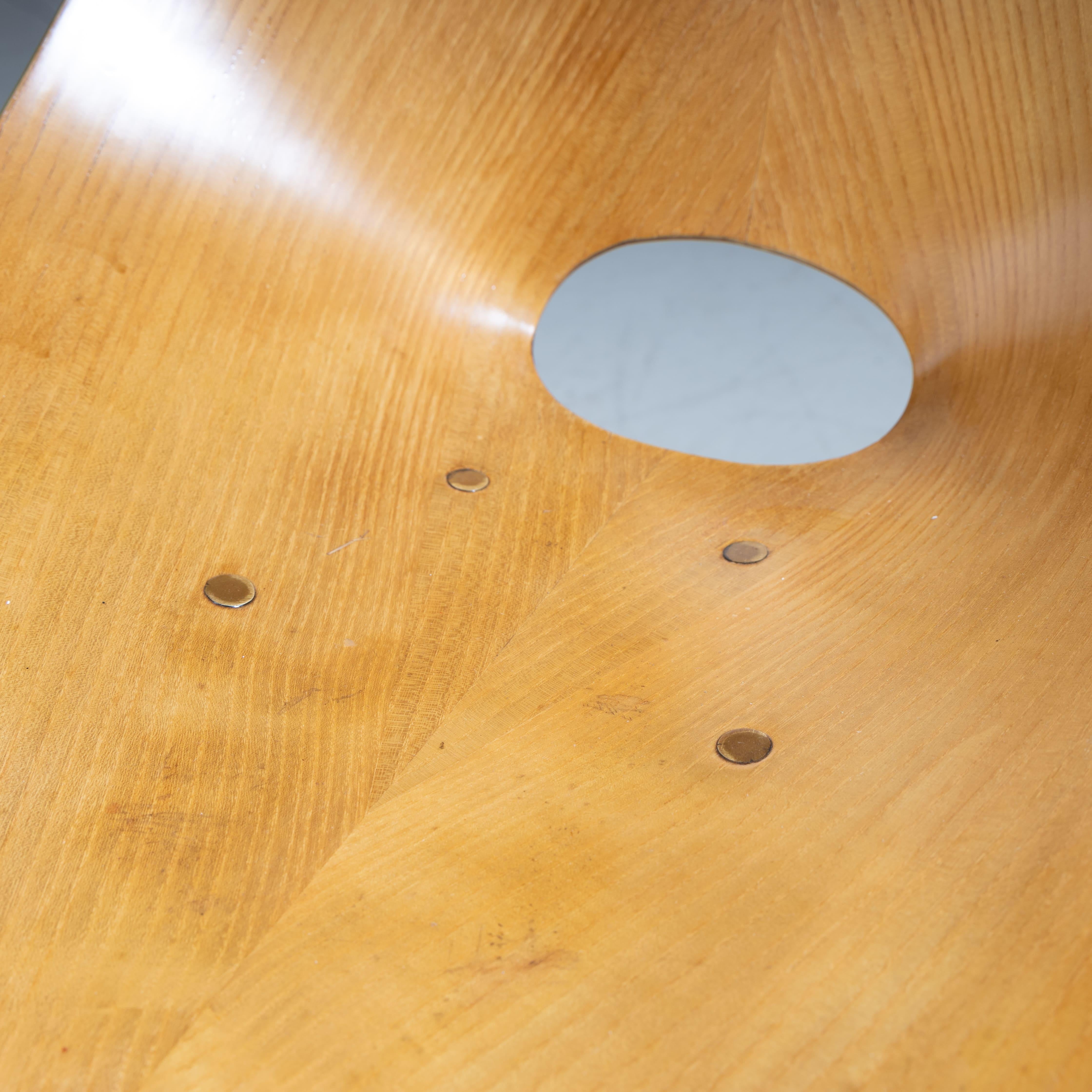 Set di 6 sedie modello “Medea”, design di Vittorio Nobili, produzione Fratelli Tagliabue, Italia, 1960, seduta e schienale in legno di rovere curvato, gambe in metallo laccato nero, alcune sedie recano l’etichetta originale della produzione, segni