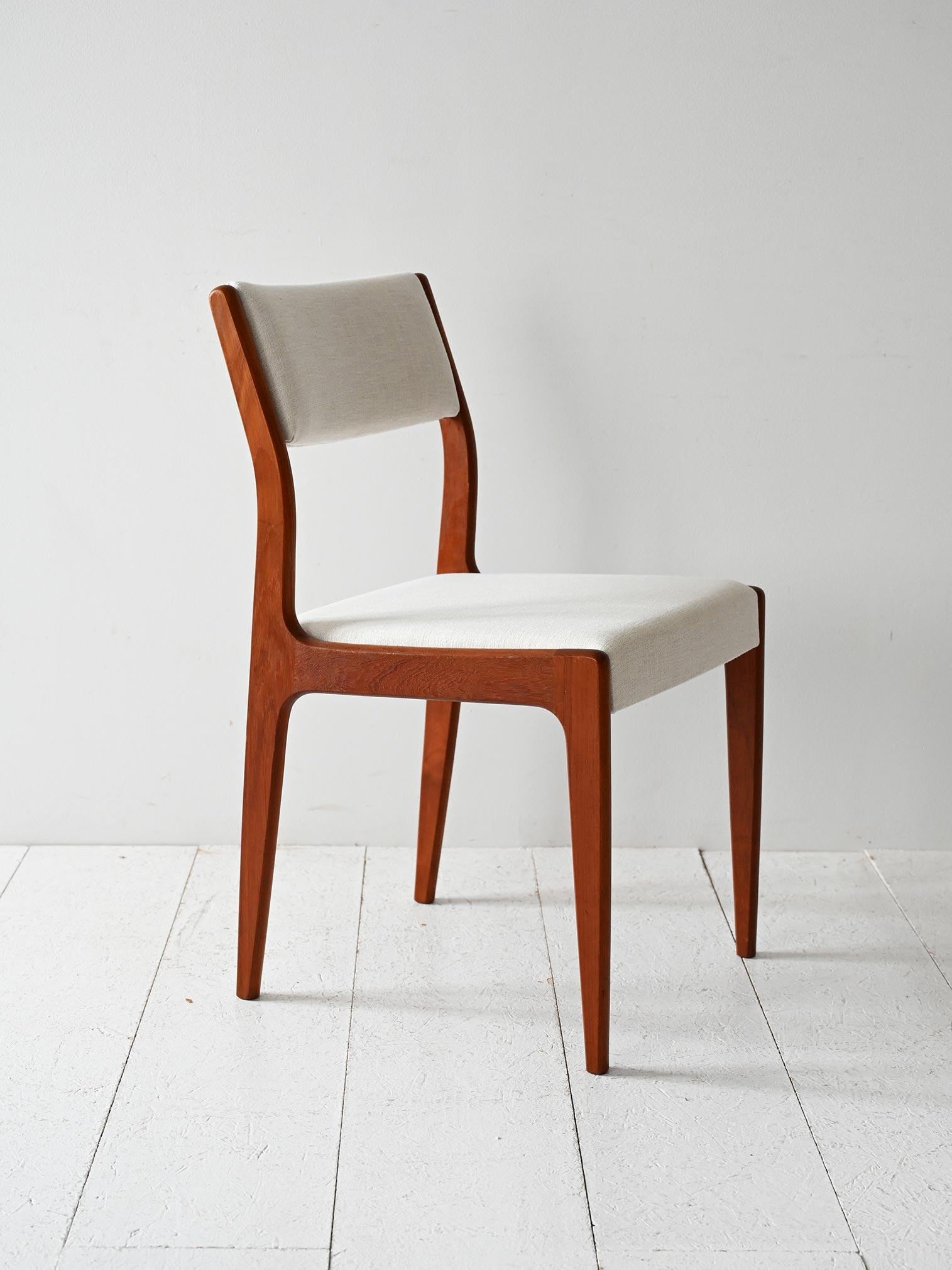 Set di sei sedie in teak con seduta e schienale imbottiti e rivestiti in tessuto bianco waterproof appena rifatto.

Set di sei sedie scandinave originali degli anni ’60 con struttura in teak massello e linee morbide e compatte. La seduta e lo