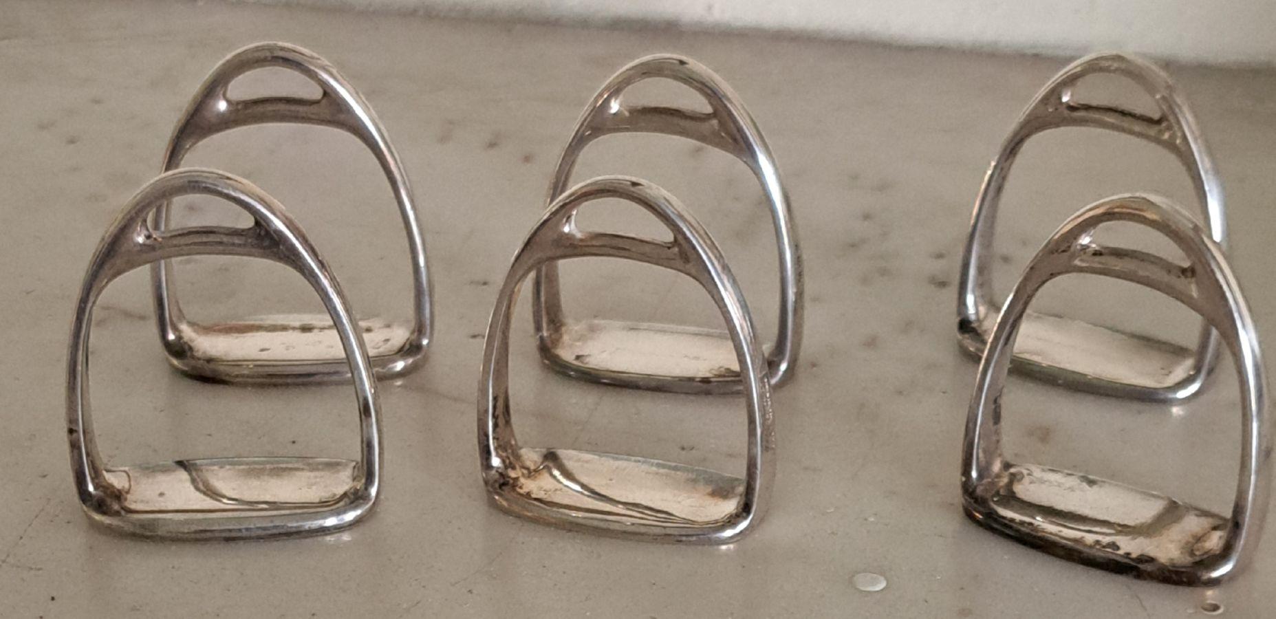 set 6 portatovaglioli d'argento  modellati come staffe  
Un bel set di  sei portatovaglioli d'argento modellati a forma di staffa 
da A. Wilcox, Birmingham 1931 
altezza 4 cm 
peso circa 30g ciascuno per un totale di 180g per il set
di interesse