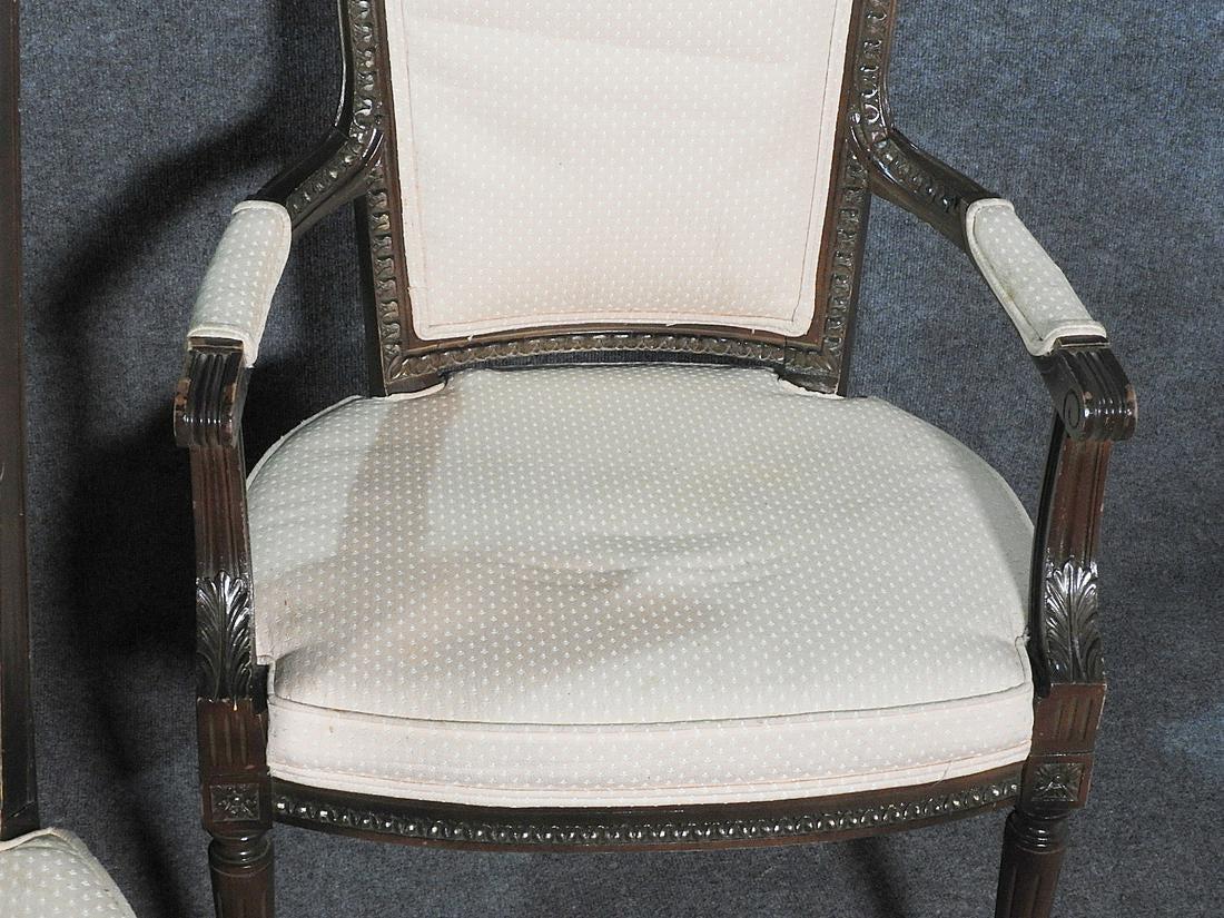 Satz von sechs geschnitzten Nussbaumstühlen mit hoher Rückenlehne im Louis-XVI-Stil, ca. 1940er Jahre (Louis XV.) im Angebot