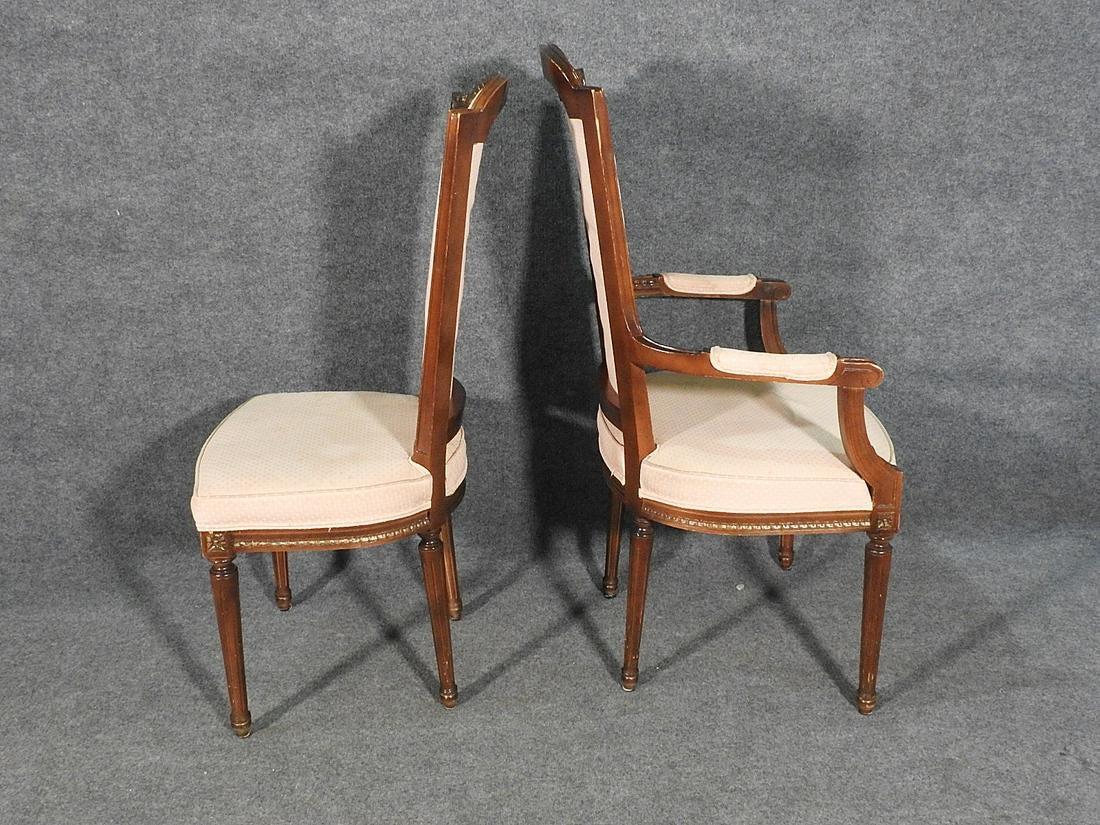Satz von sechs geschnitzten Nussbaumstühlen mit hoher Rückenlehne im Louis-XVI-Stil, ca. 1940er Jahre (Mitte des 20. Jahrhunderts) im Angebot