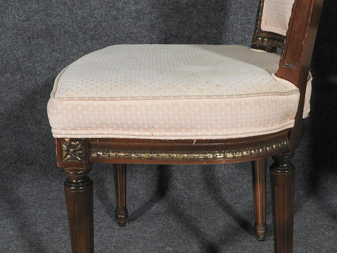 Ensemble de six chaises de salle à manger à dossier haut en noyer sculpté de style Louis XVI, vers les années 1940 en vente 1