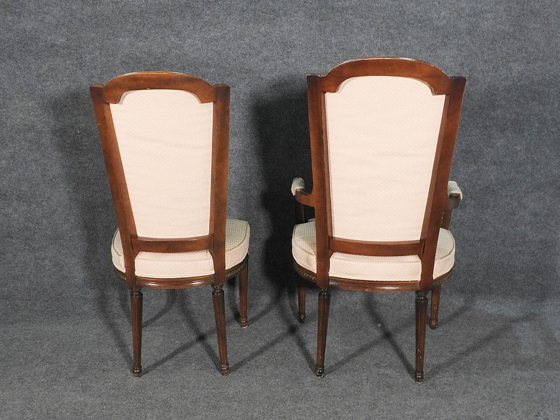 Ensemble de six chaises de salle à manger à dossier haut en noyer sculpté de style Louis XVI, vers les années 1940 en vente 3