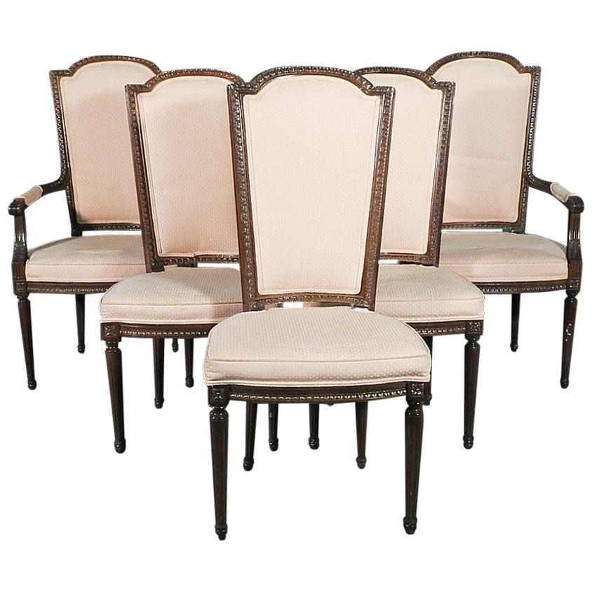 Ensemble de six chaises de salle à manger à dossier haut en noyer sculpté de style Louis XVI, vers les années 1940 en vente