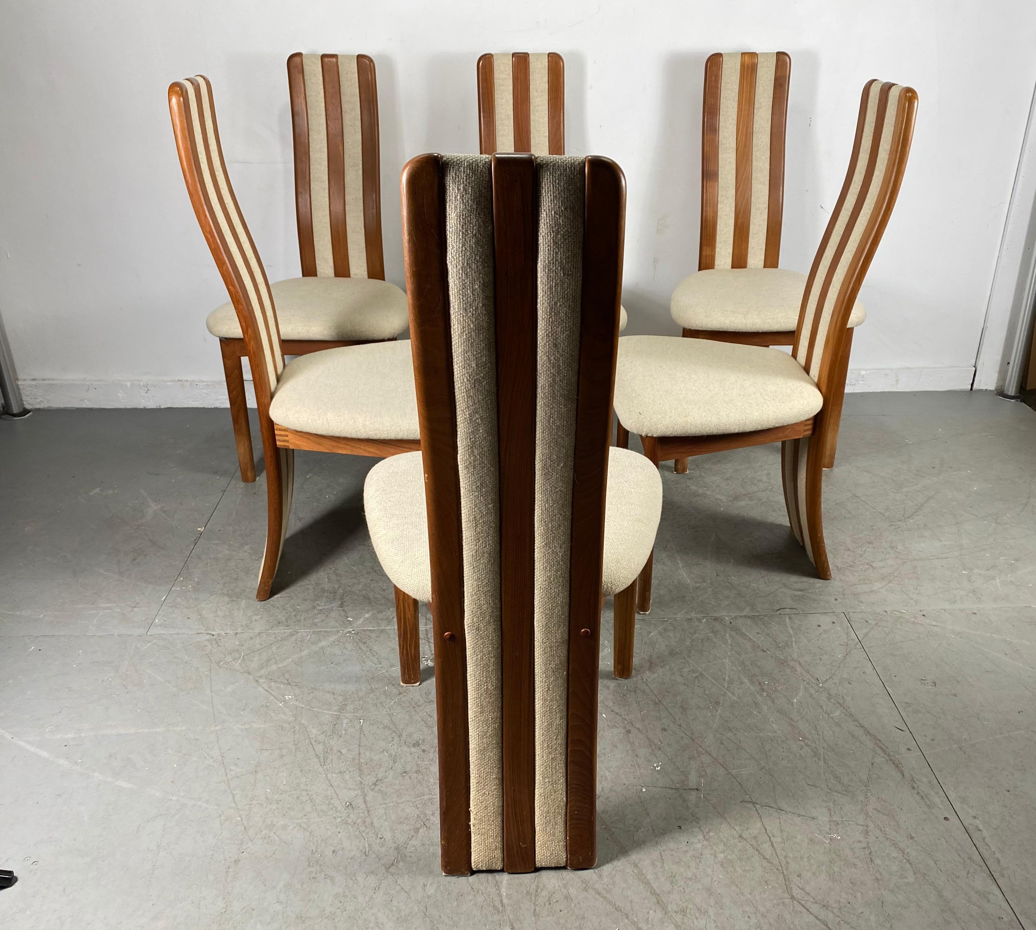 Danois Ensemble de 6 chaises de salle à manger à haut dossier en teck et tissu par Korup Stolefabrik / Danemark en vente