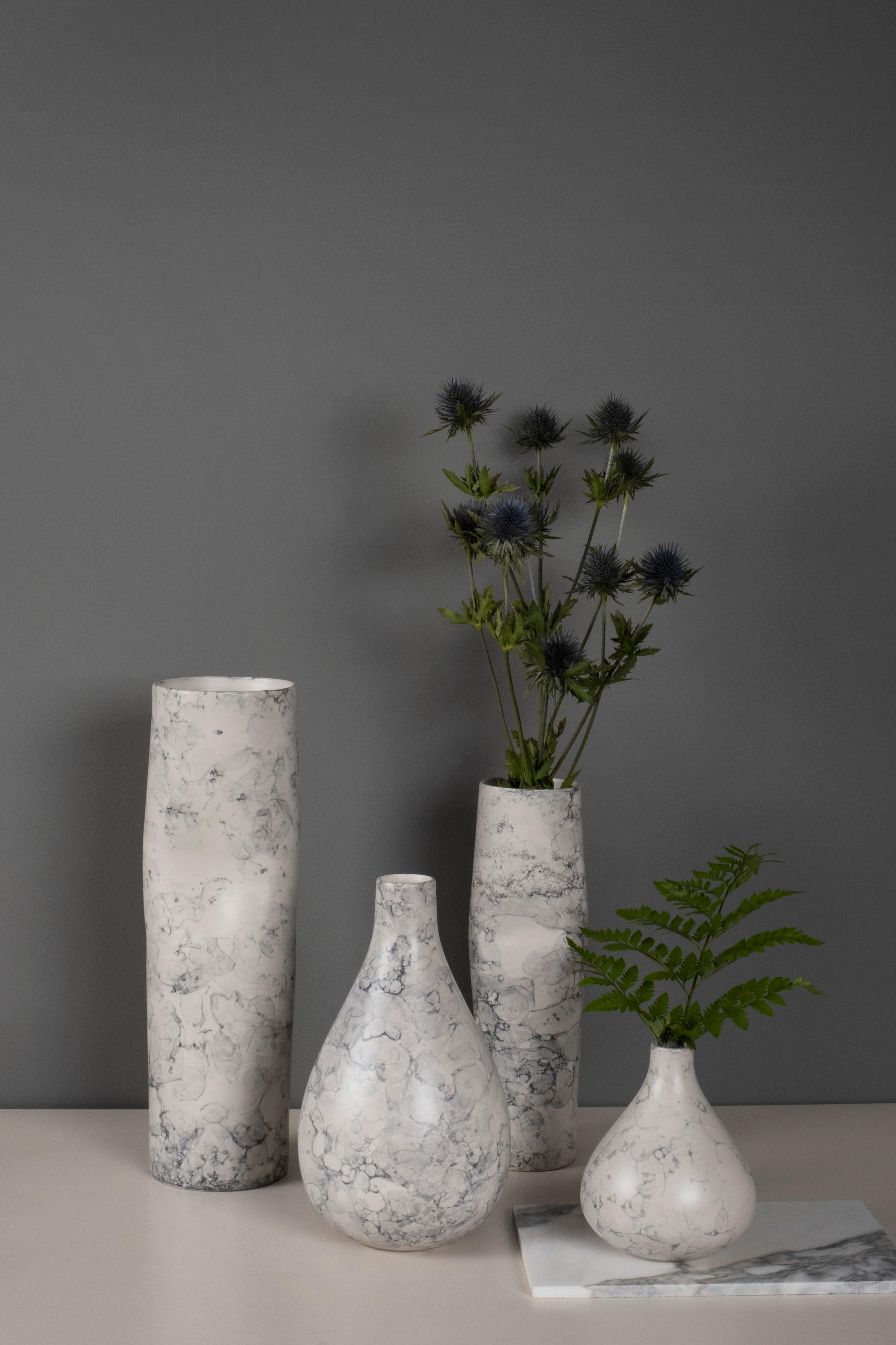 XXIe siècle et contemporain Ensemble de 6 vases en céramique blancs et bleus, fabriqués à la main au Portugal par Lusitanus Home en vente