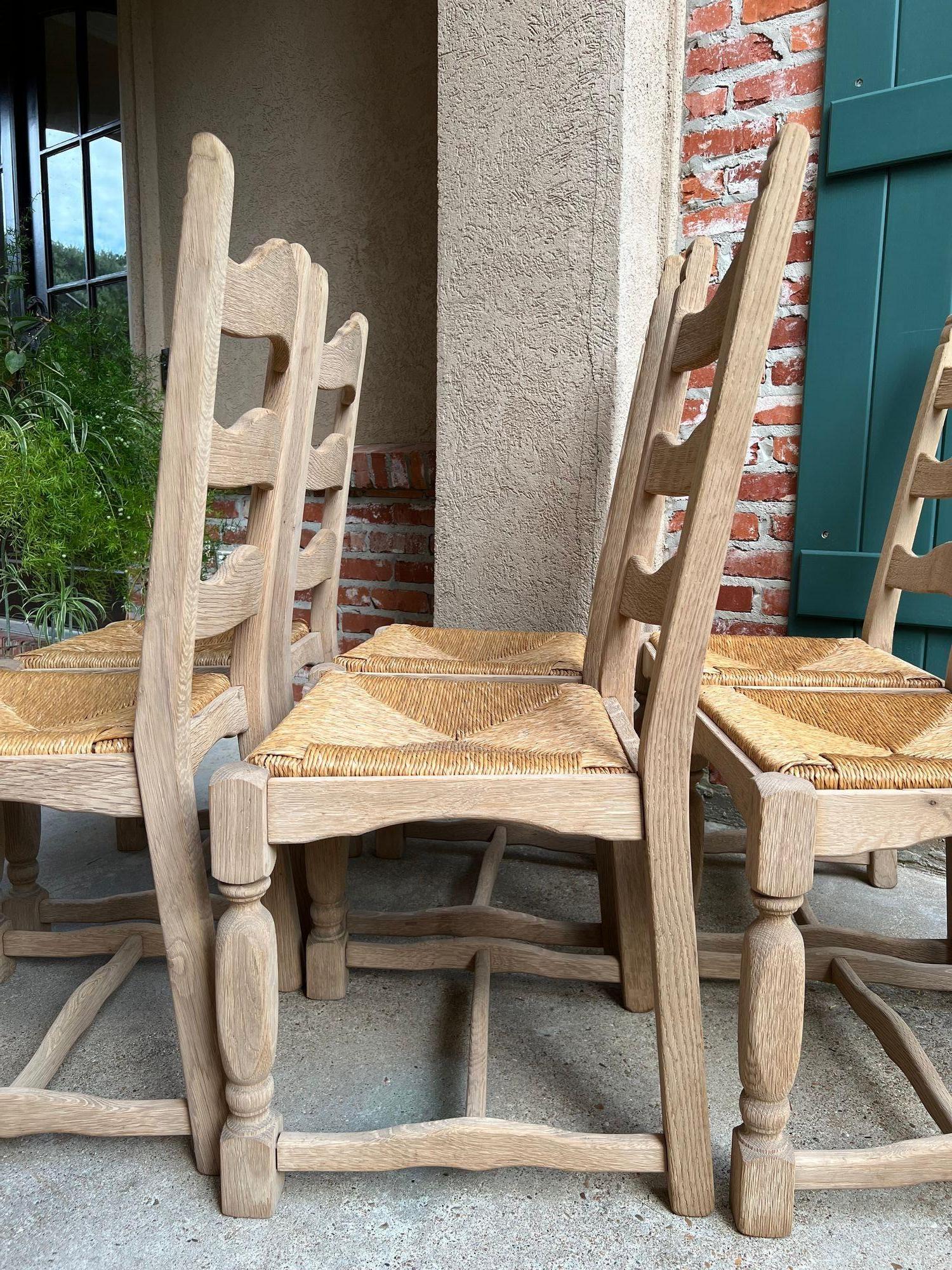 Set di 6 sedie da pranzo con schienale a scaletta francese vintage con seduta in giunco, in Oak Oak sbiancato. in vendita 2