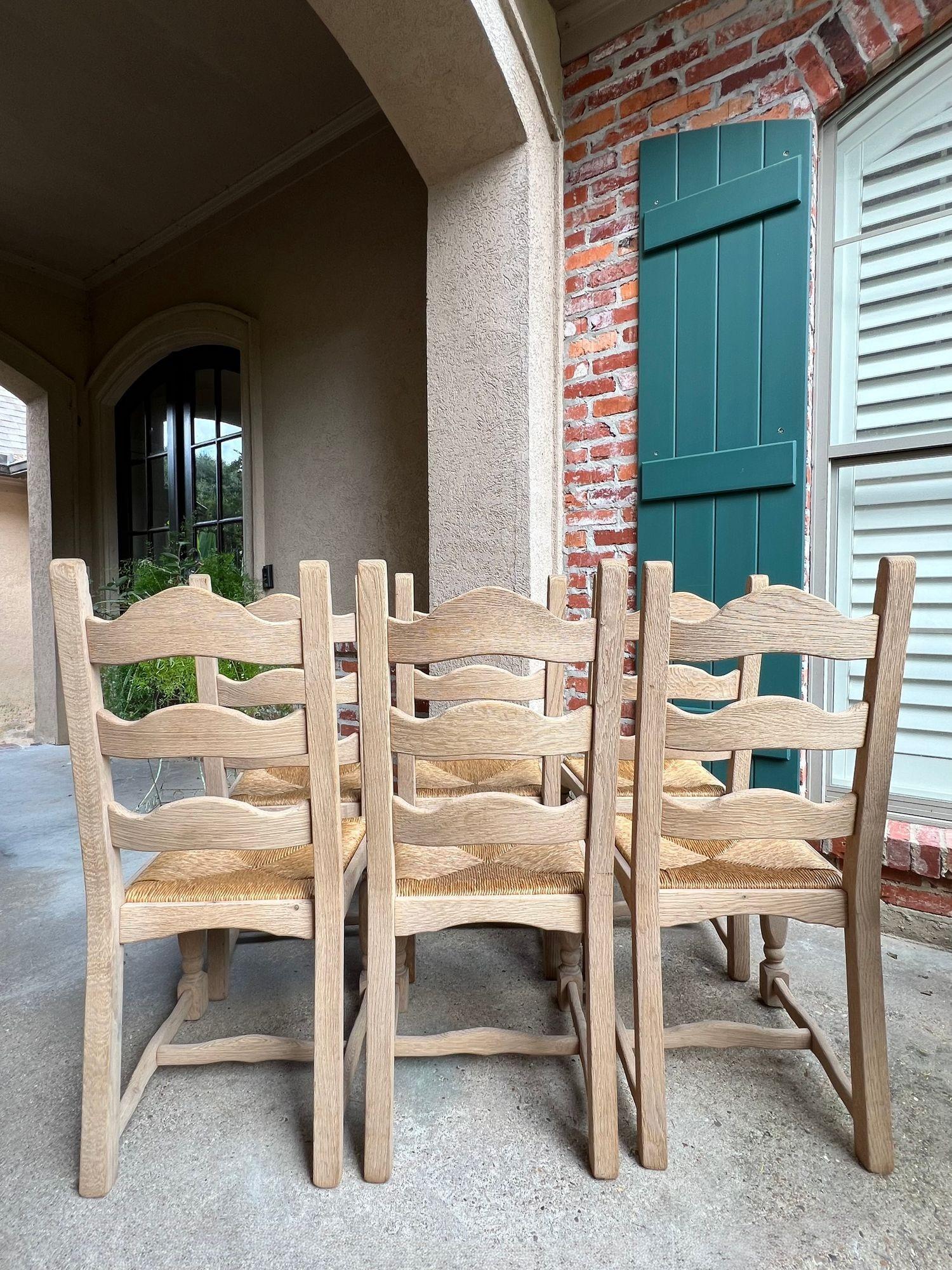 Set di 6 sedie da pranzo con schienale a scaletta francese vintage con seduta in giunco, in Oak Oak sbiancato. in vendita 3