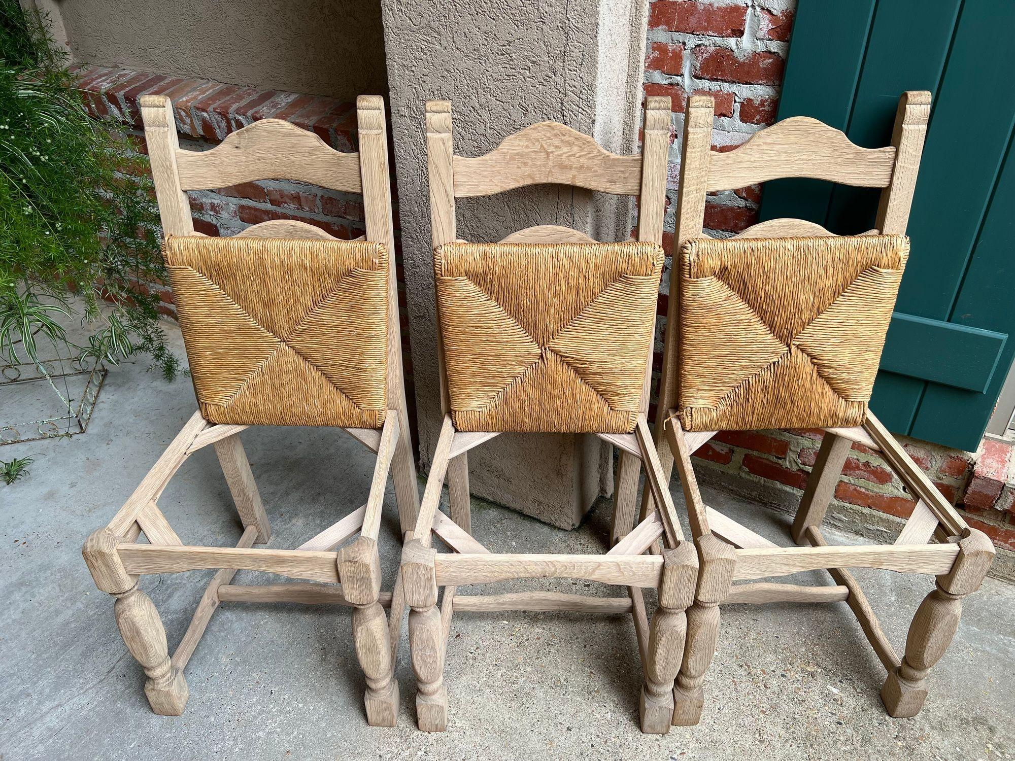 Set di 6 sedie da pranzo con schienale a scaletta francese vintage con seduta in giunco, in Oak Oak sbiancato. in vendita 4