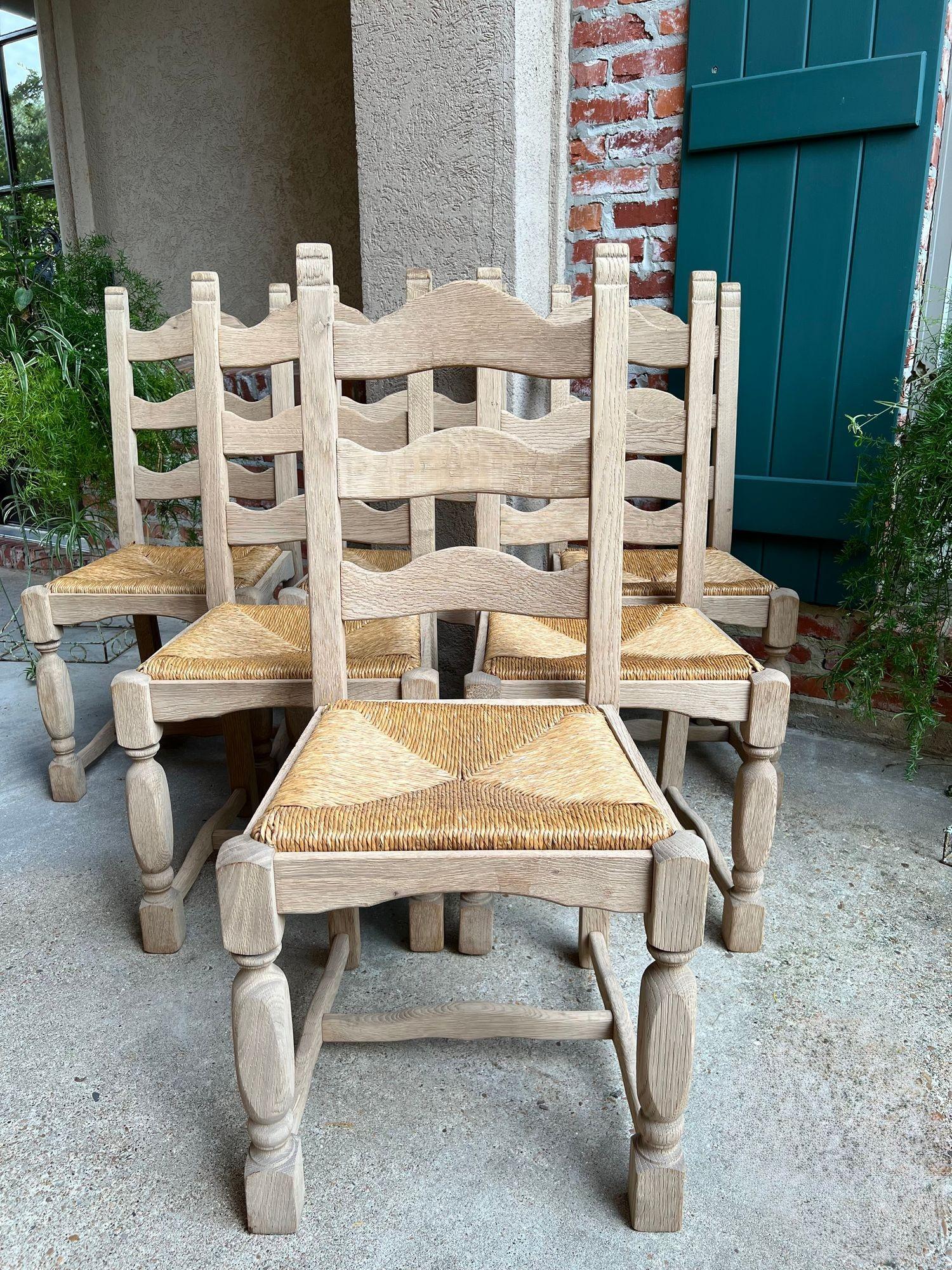 Set di 6 sedie da pranzo con schienale a scaletta francese vintage con seduta in giunco, in Oak Oak sbiancato. in vendita 5