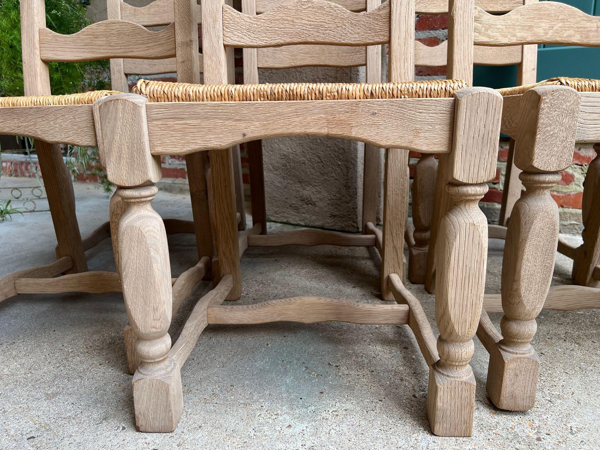 Set di 6 sedie da pranzo con schienale a scaletta francese vintage con seduta in giunco, in Oak Oak sbiancato. in vendita 6