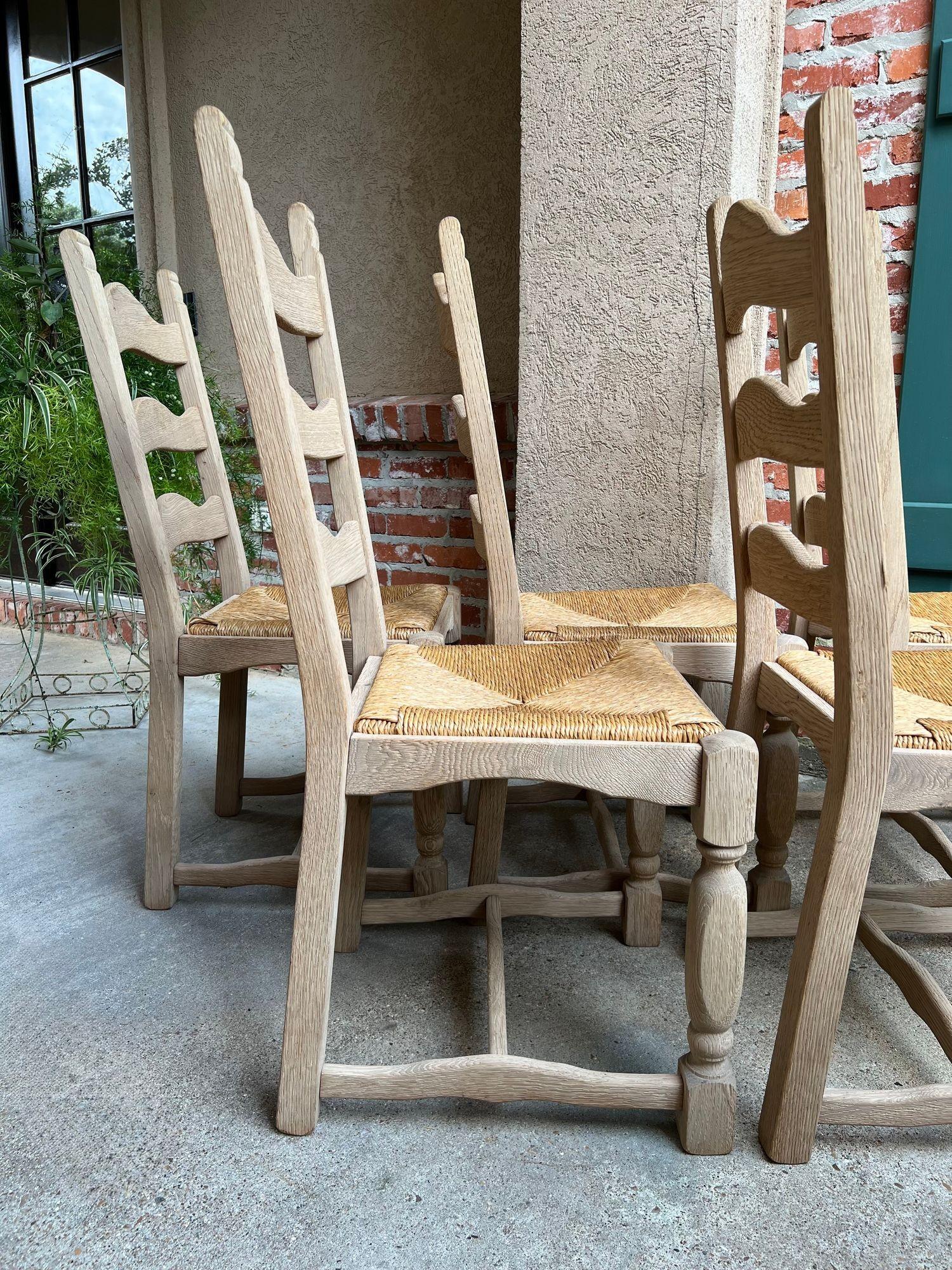 Set di 6 sedie da pranzo con schienale a scaletta francese vintage con seduta in giunco, in Oak Oak sbiancato. in vendita 7