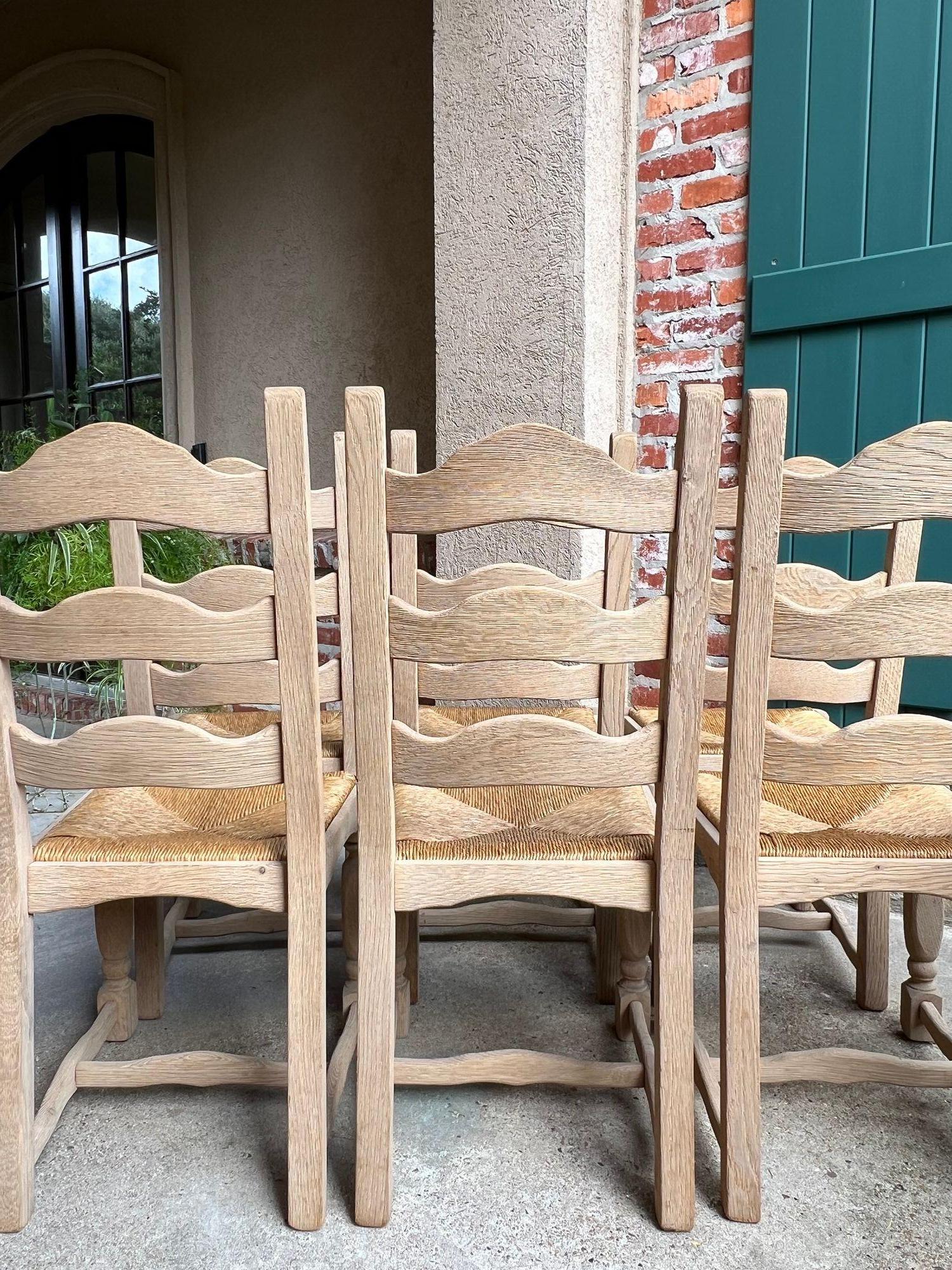 Set di 6 sedie da pranzo con schienale a scaletta francese vintage con seduta in giunco, in Oak Oak sbiancato. in vendita 8