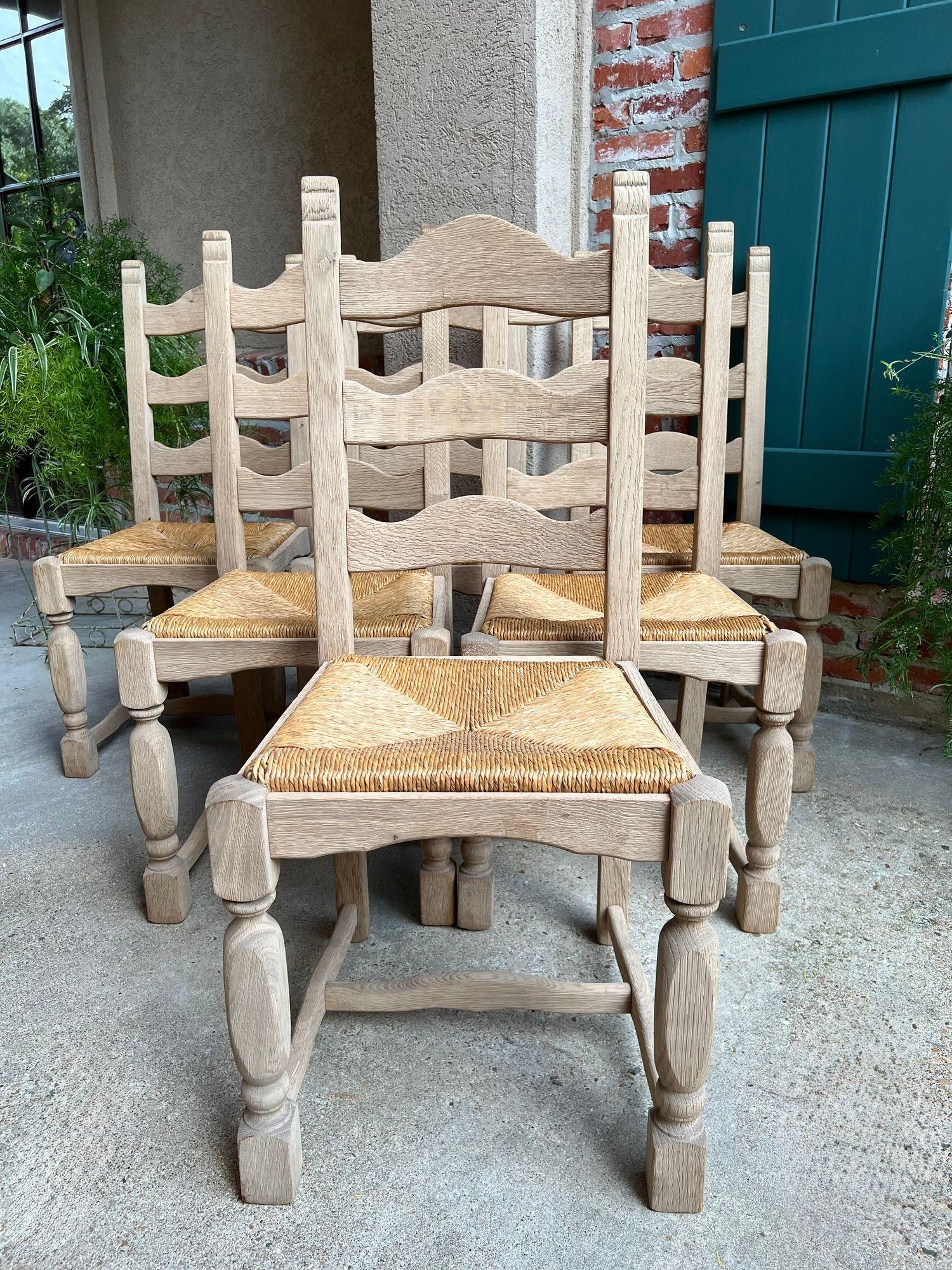 Set di 6 sedie da pranzo con schienale a scaletta francese vintage con sedile in giunco in Oak Oak sbiancato.

Direttamente dalla Francia, un delizioso set di 6 sedie francesi antiche/vintage, perfette per la sala da pranzo o per la cucina grazie al