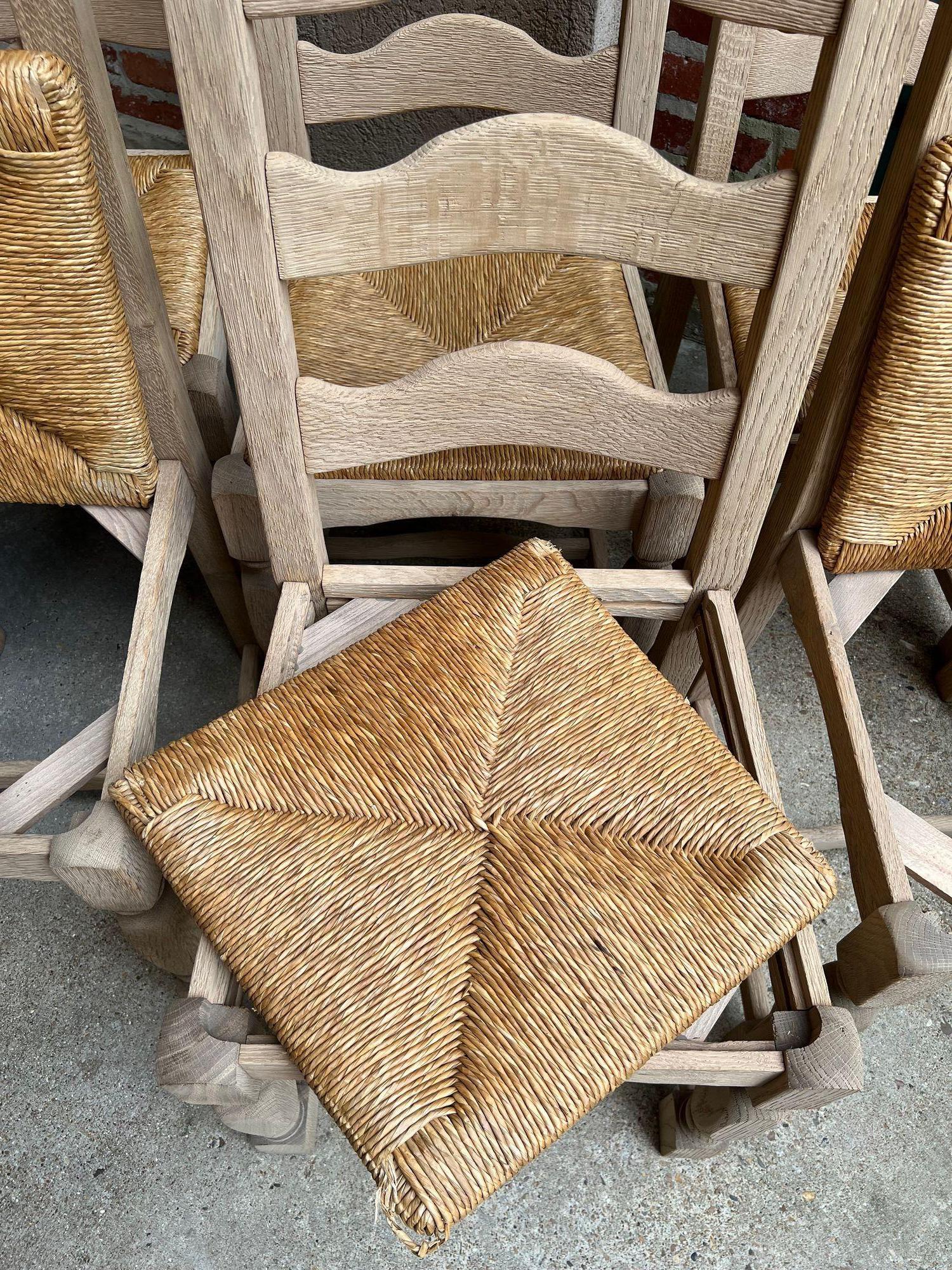 Set di 6 sedie da pranzo con schienale a scaletta francese vintage con seduta in giunco, in Oak Oak sbiancato. in vendita 12