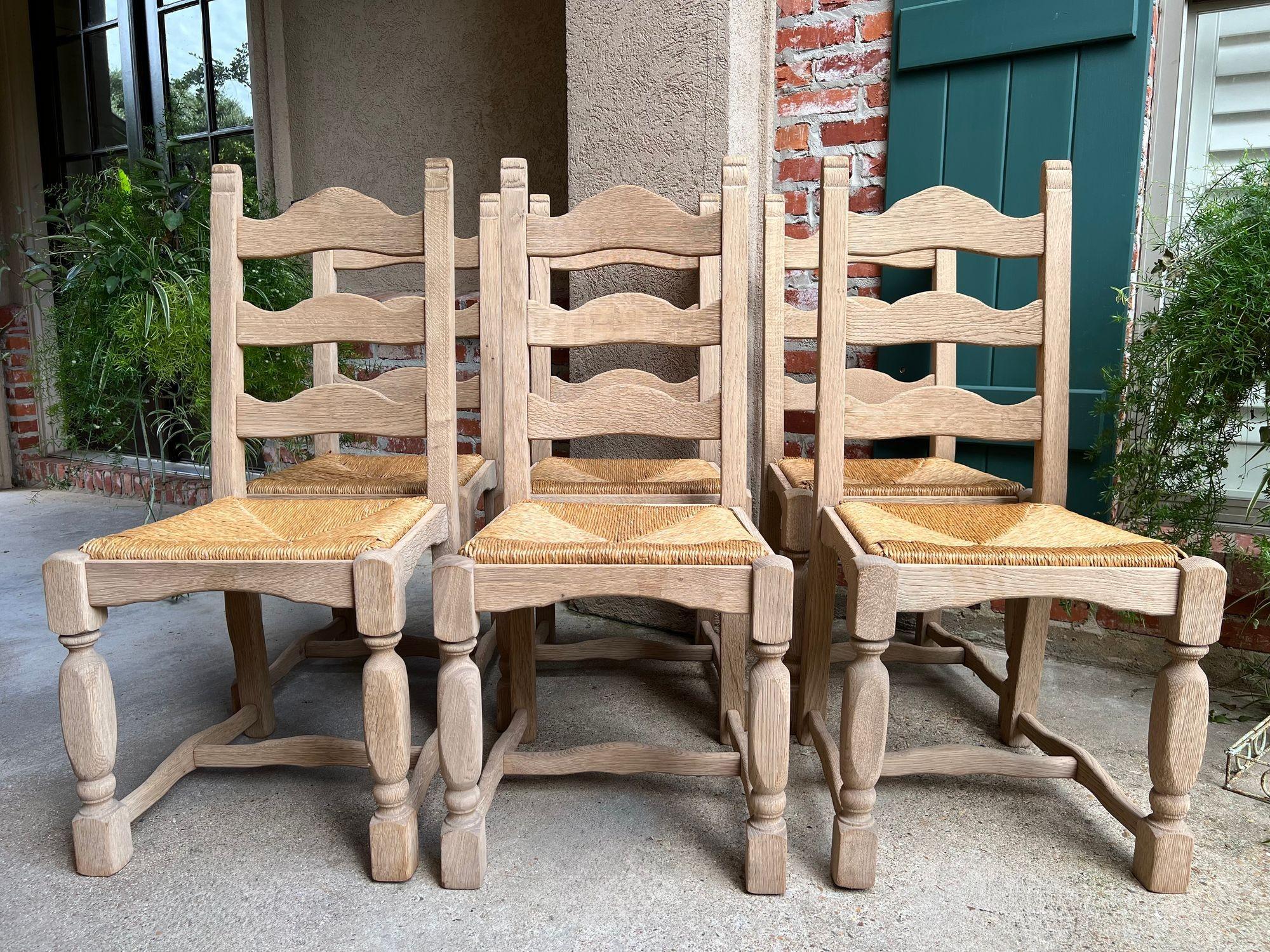 Stile provenzale Set di 6 sedie da pranzo con schienale a scaletta francese vintage con seduta in giunco, in Oak Oak sbiancato. in vendita