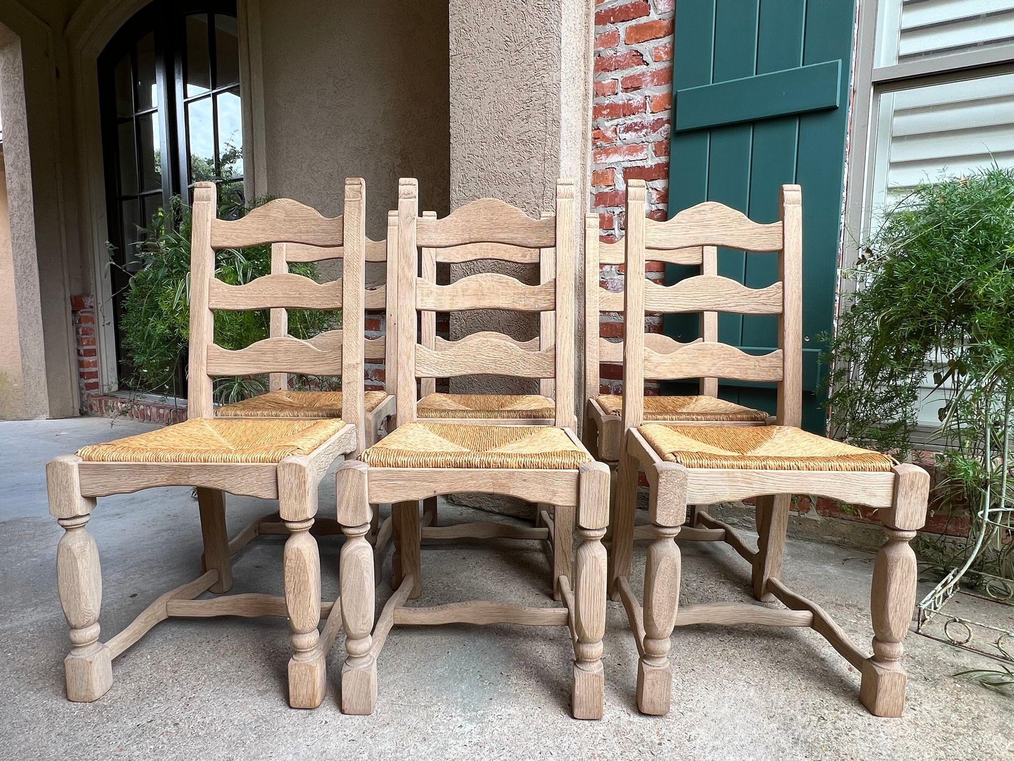 Francese Set di 6 sedie da pranzo con schienale a scaletta francese vintage con seduta in giunco, in Oak Oak sbiancato. in vendita