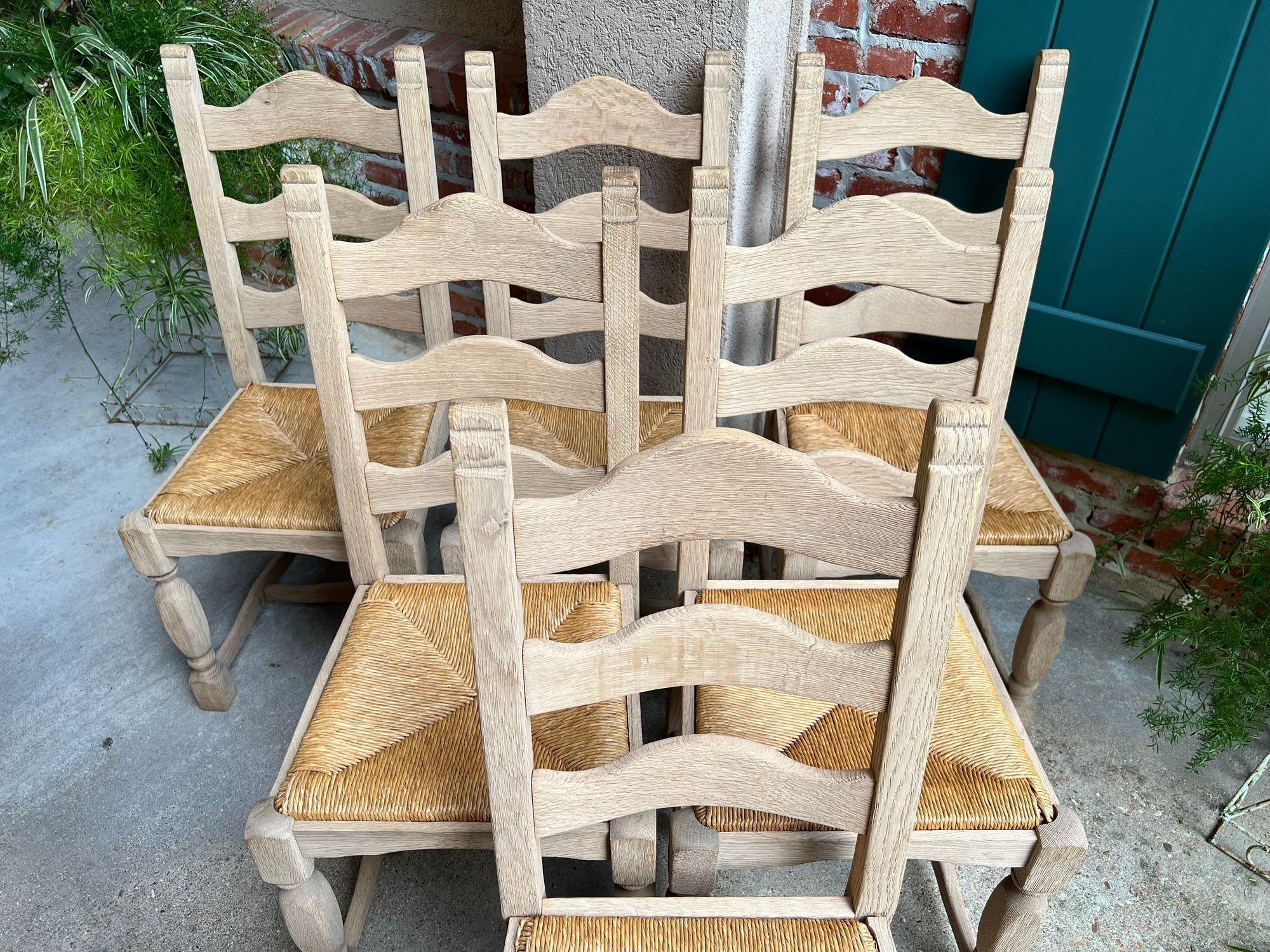 Sbiancato Set di 6 sedie da pranzo con schienale a scaletta francese vintage con seduta in giunco, in Oak Oak sbiancato. in vendita
