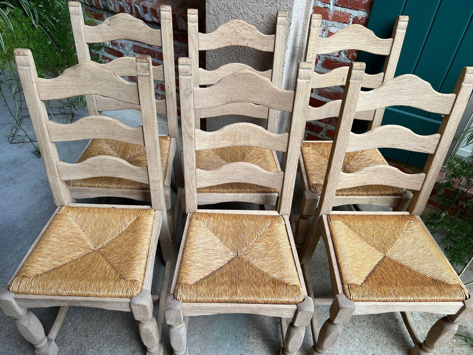 Set di 6 sedie da pranzo con schienale a scaletta francese vintage con seduta in giunco, in Oak Oak sbiancato. In condizioni buone in vendita a Shreveport, LA