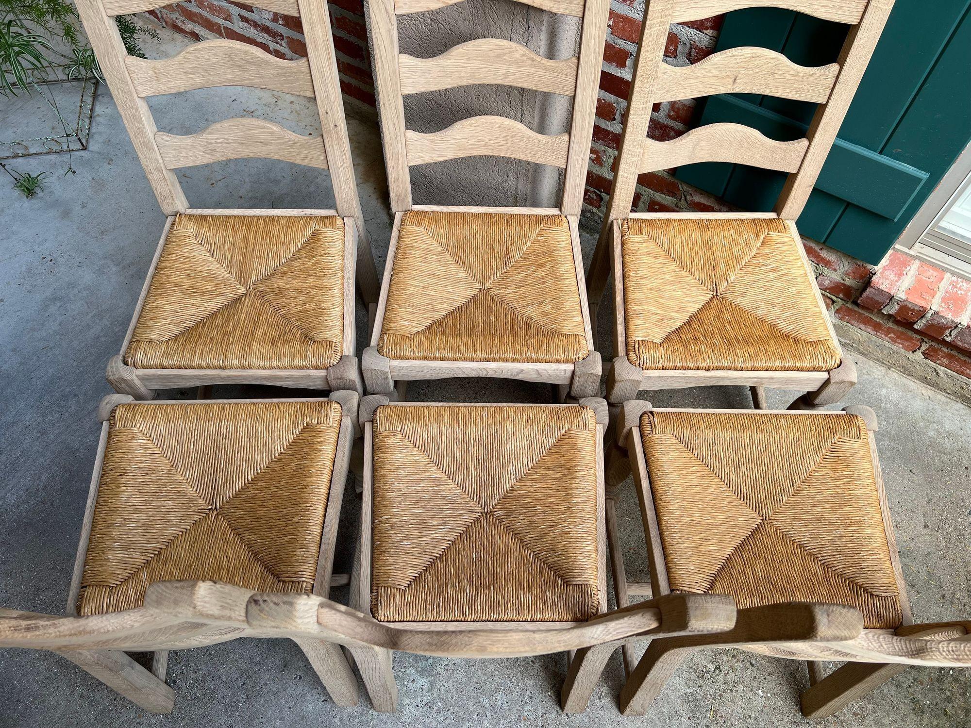 XX secolo Set di 6 sedie da pranzo con schienale a scaletta francese vintage con seduta in giunco, in Oak Oak sbiancato. in vendita