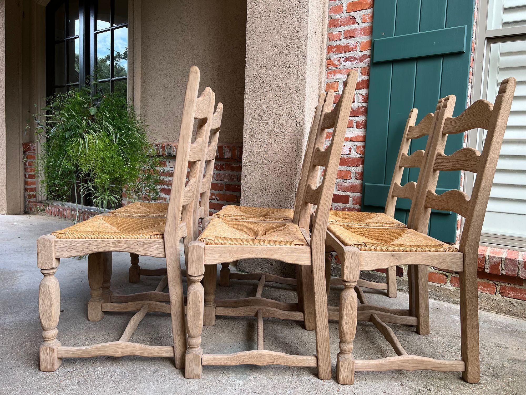 Set di 6 sedie da pranzo con schienale a scaletta francese vintage con seduta in giunco, in Oak Oak sbiancato. in vendita 1