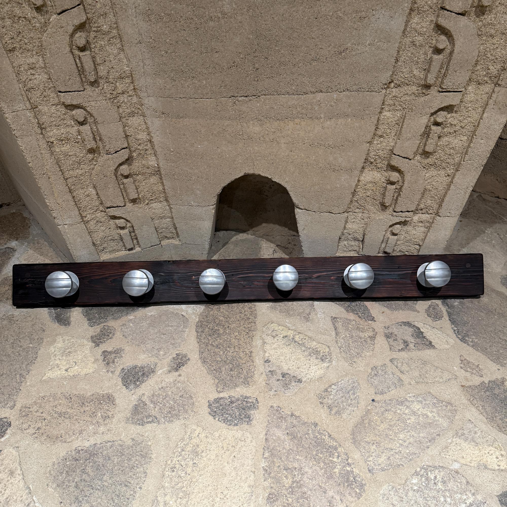 Per la tua considerazione, un set vintage di sette (7) appendiabiti o ganci in alluminio. Prodotto in Europa negli anni '50 circa. Montato in una tavola di legno di pino invecchiato.
Non ci sono informazioni sul produttore. Epoca Jean