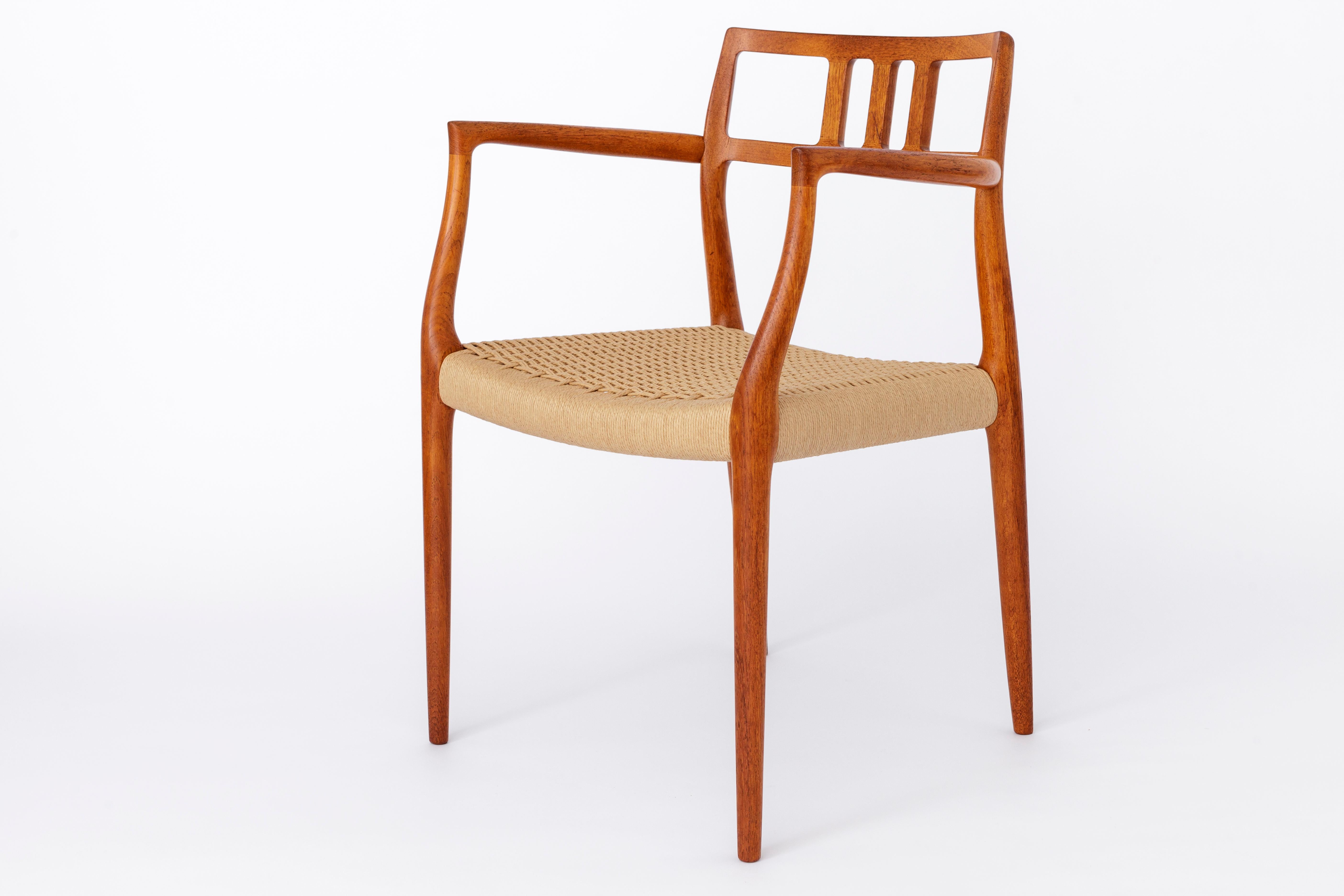 Poli Ensemble de 8 + 1 chaises Niels Moller, modèle 79, années 1960, danoise, teck en vente