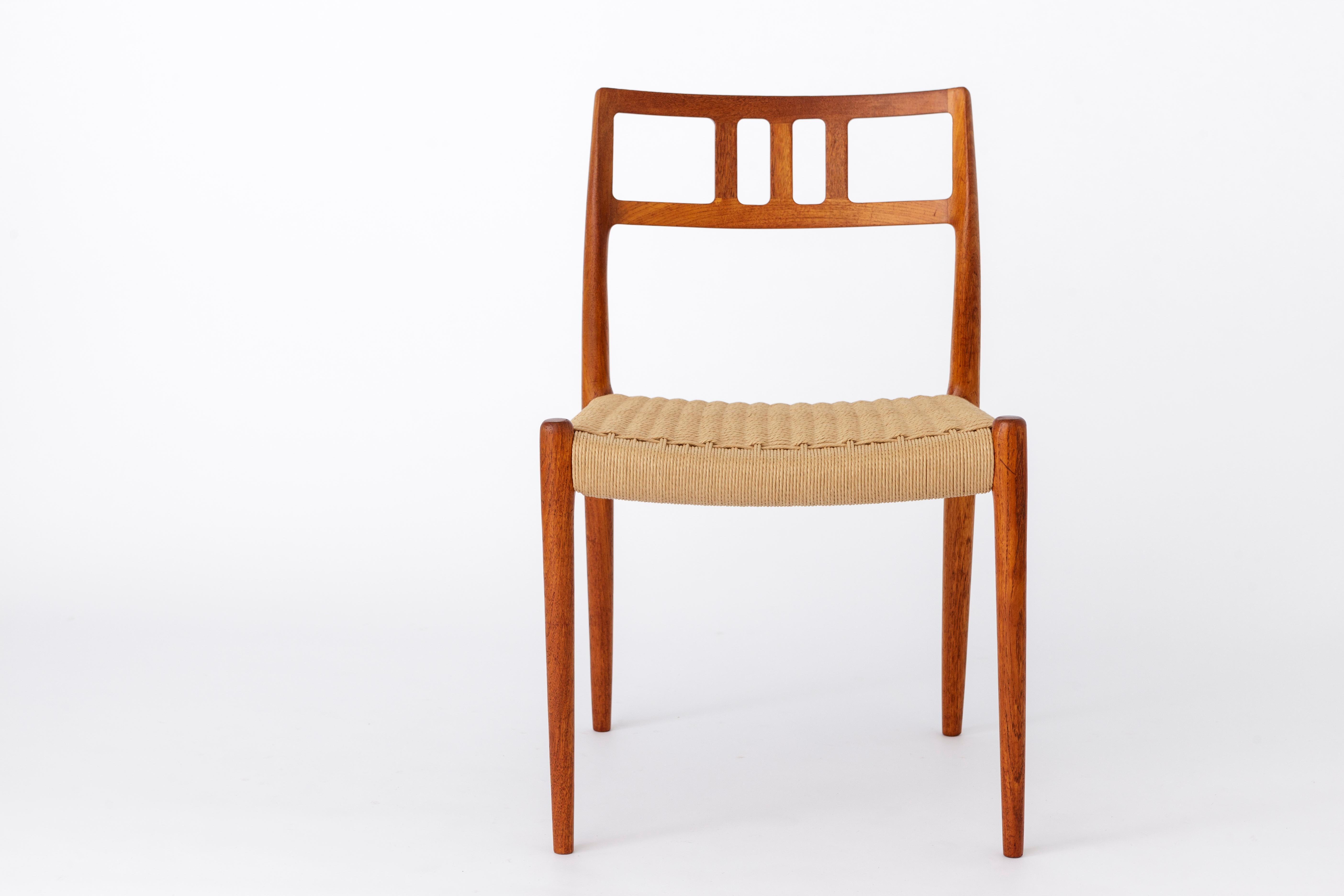 Milieu du XXe siècle Ensemble de 8 + 1 chaises Niels Moller, modèle 79, années 1960, danoise, teck en vente